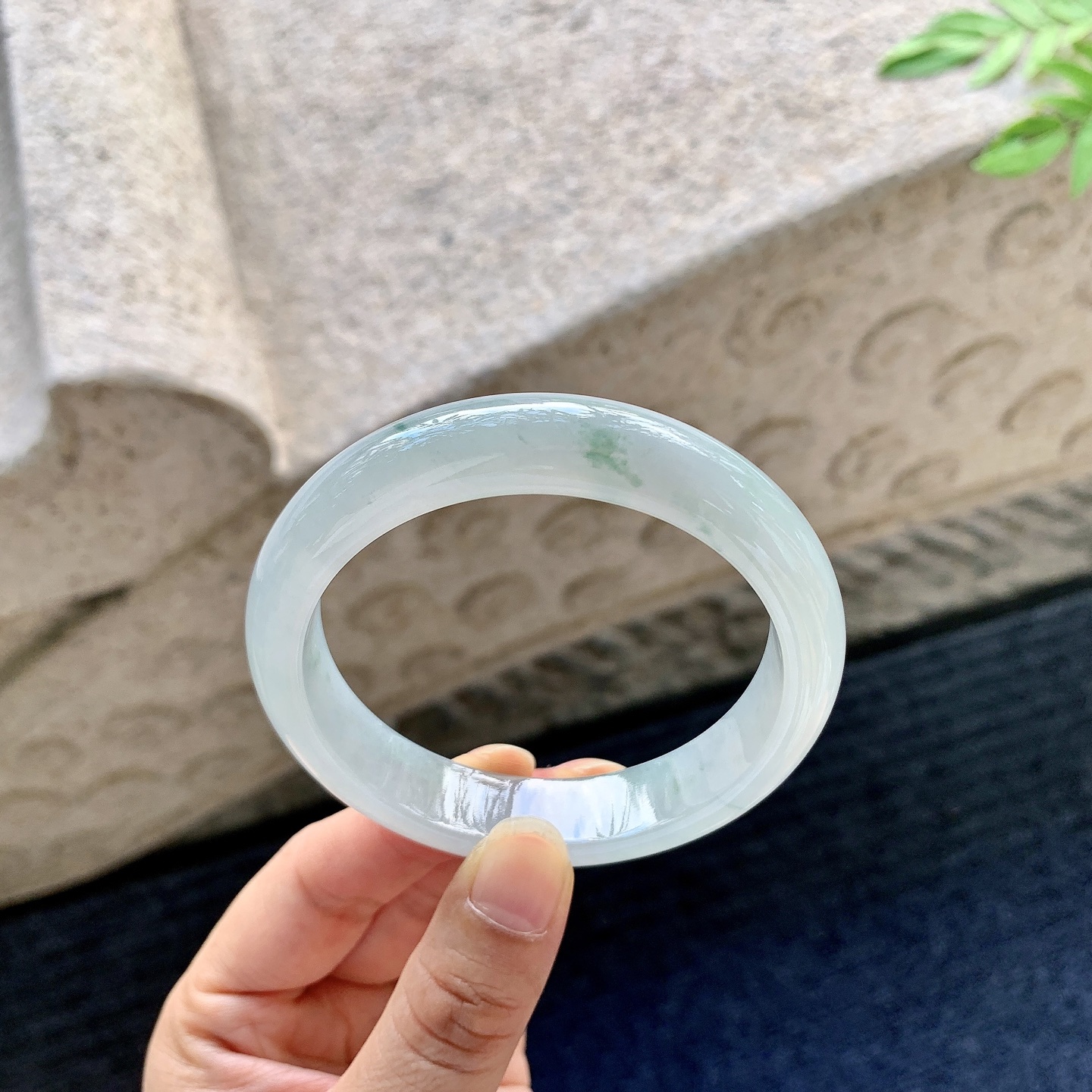 正圈55 56,圈口56.3/12.3/8,编码Q5082473,糯冰飘花，水润，种老，细腻，无裂