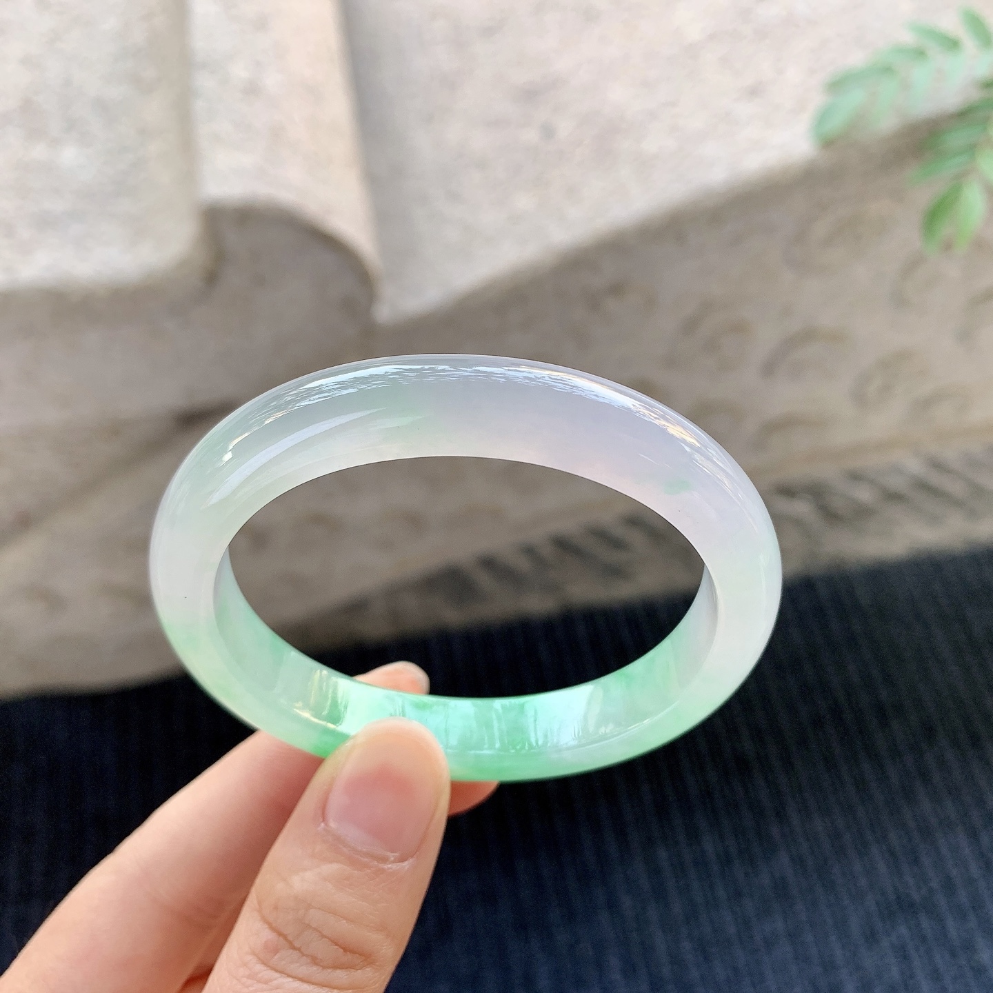 冰糯飘绿，水润，种老，细腻，有棉纹