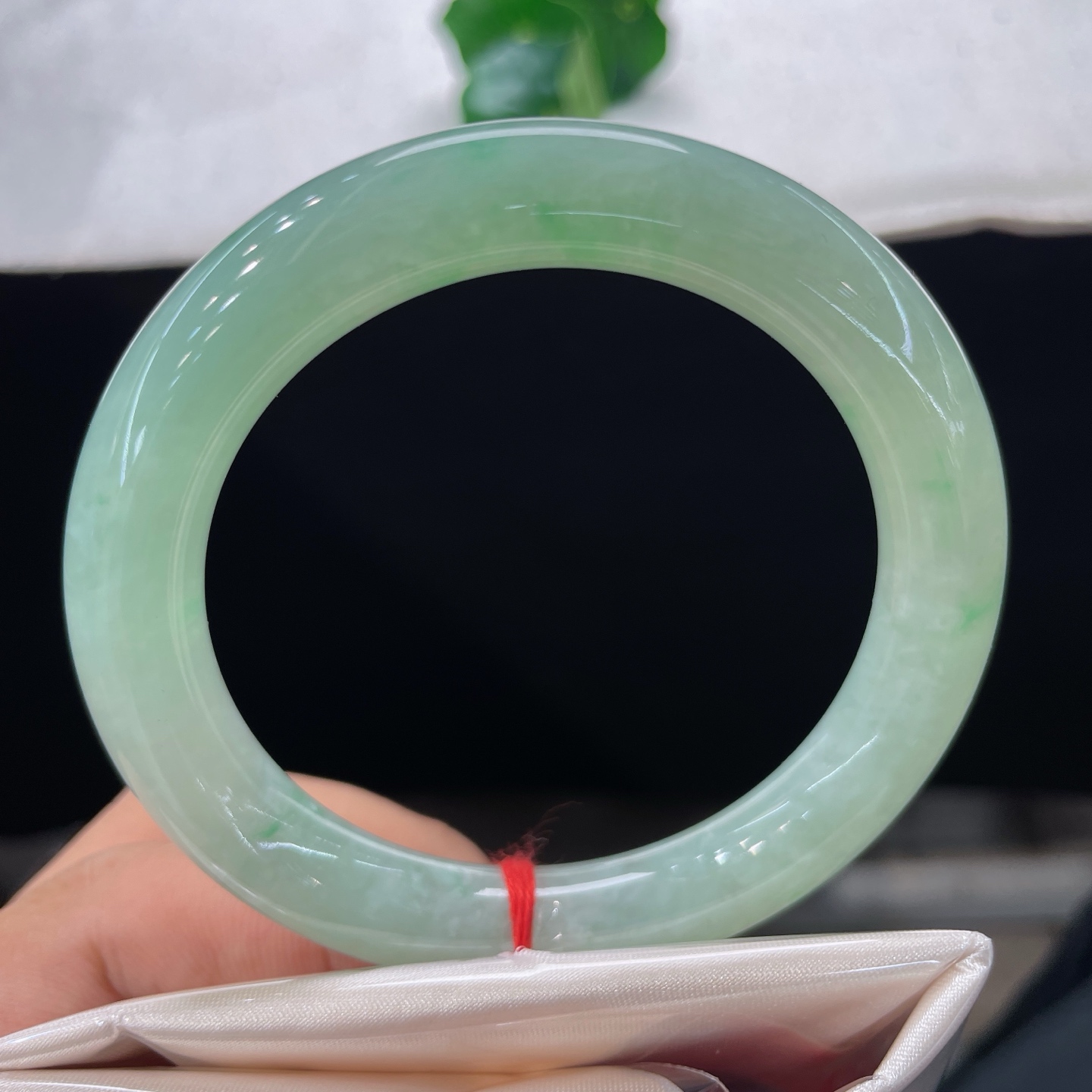 翡翠手镯 圈口57.2/11，晴绿底圆条，57/58可戴，色泽温润不张扬，衬肤色显气色，无裂