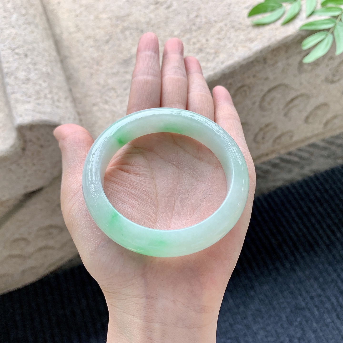 正圈54 55，圈口55.8/12.9/8.6，编码GL082386，细糯飘绿，水润，种老，细腻，无裂