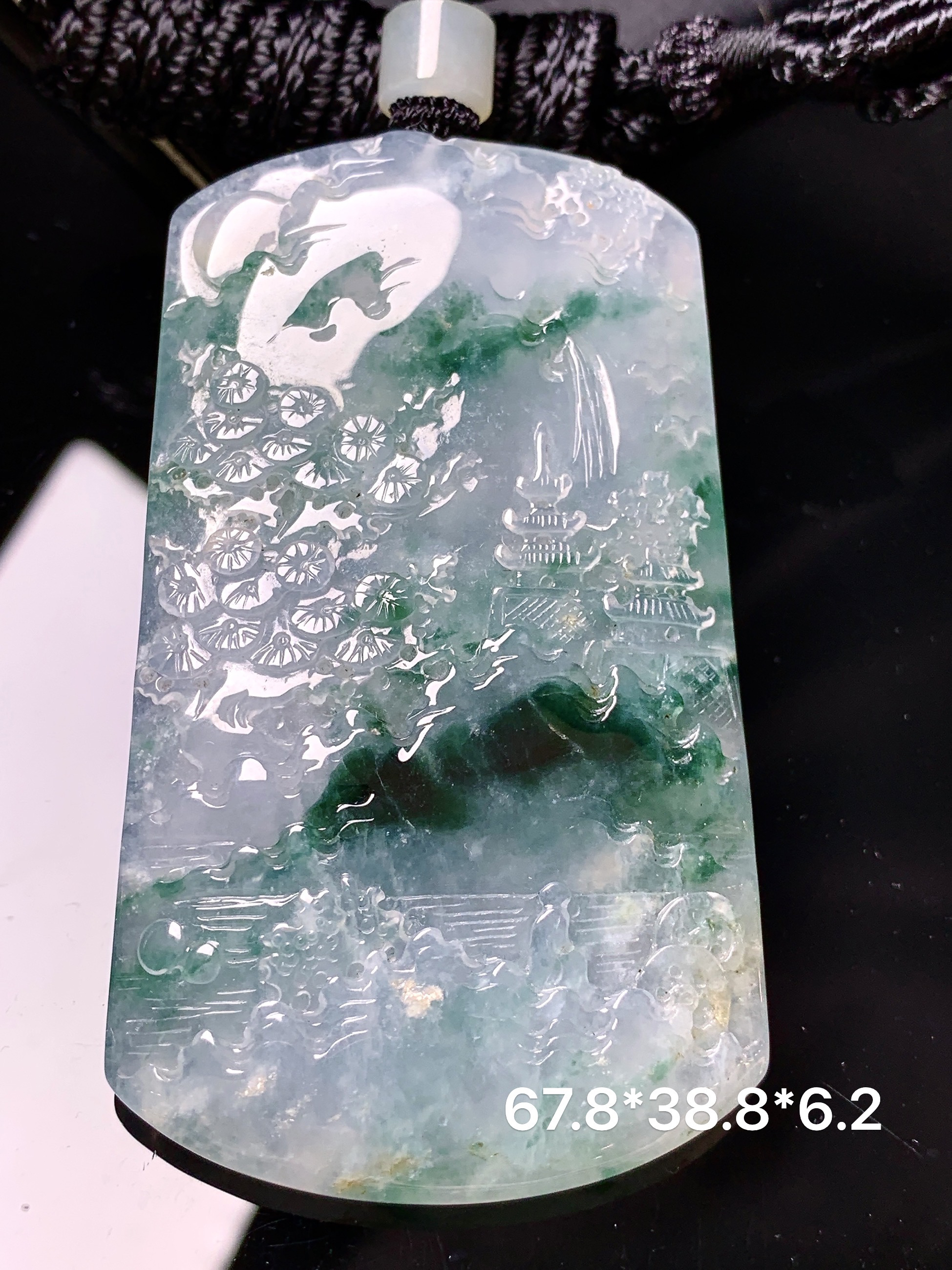 飘绿山水牌子吊坠 玉质细腻 色泽艳丽清新 水润亮眼 整体尺寸67.8*38.8*6.2 L1