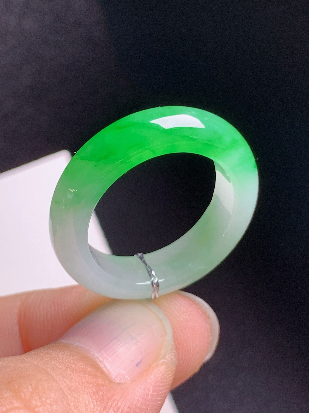 冰飘阳绿指环，翠色明媚，种水俱佳，简约大气