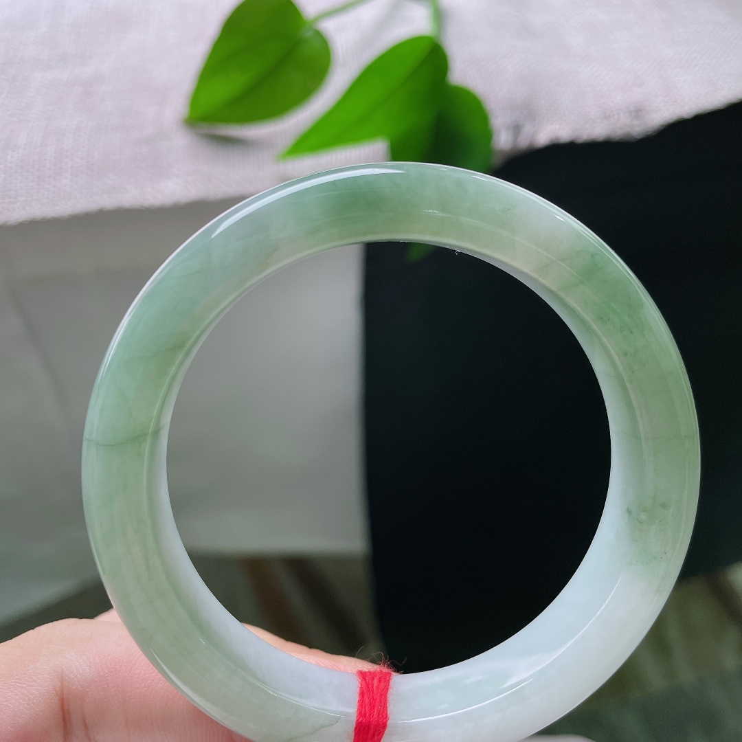 油青正圈，内纹，翠色如烟似雾般晕染蔓延，层次自然丰富，好似山间翠雾落于腕间，意境悠远。ss57808a