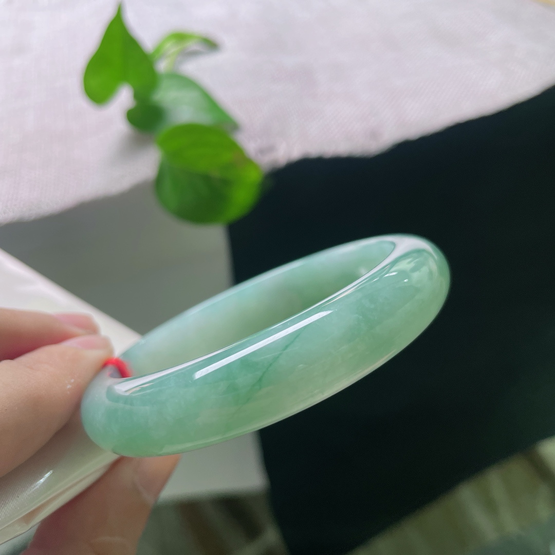 绿底飘花正圈。皮纹，冰润，色泽温润内敛不张扬，版型端庄大气，上手大方得体，自带从容温婉的成熟气韵。ss57395a。