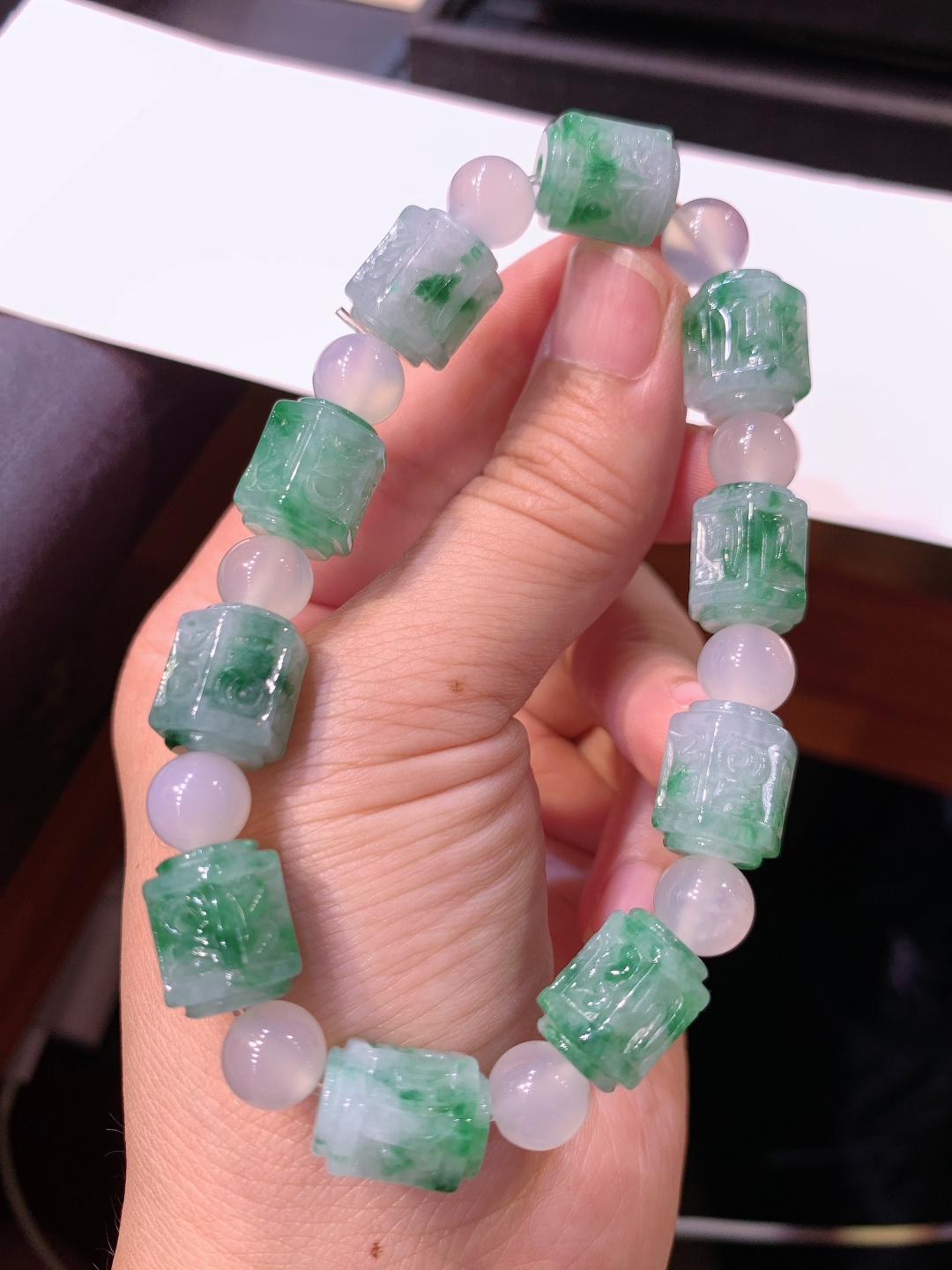 冰飘花六字箴言手串，种水冰润，雕工精细，古韵雅致