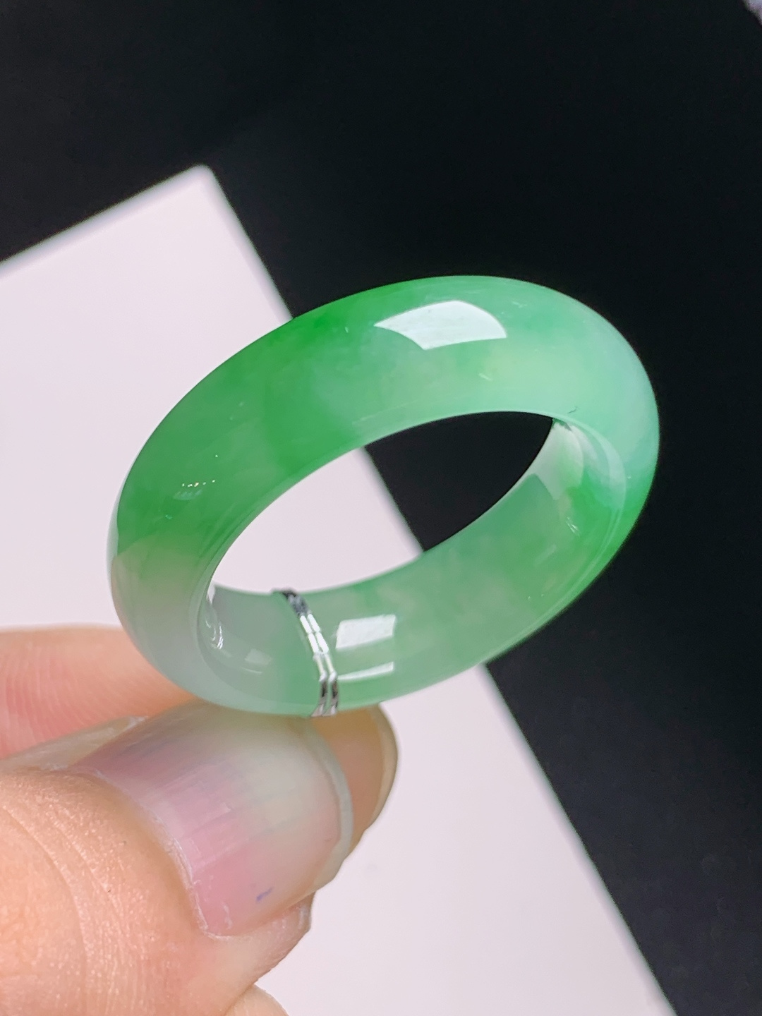 冰种绿指环，水润起胶，色泽怡人，简约显贵，裸石27-7-4.5，圈口18，11022