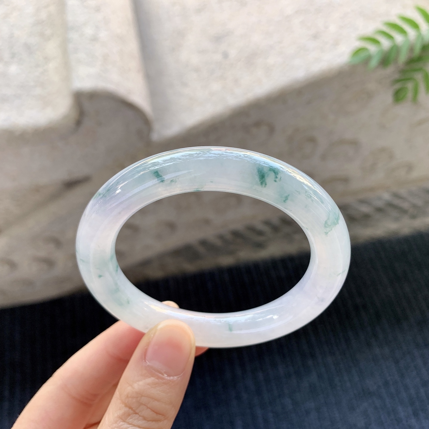 糯冰淡紫底，飘花，水润，种老，细腻，打灯有纹线