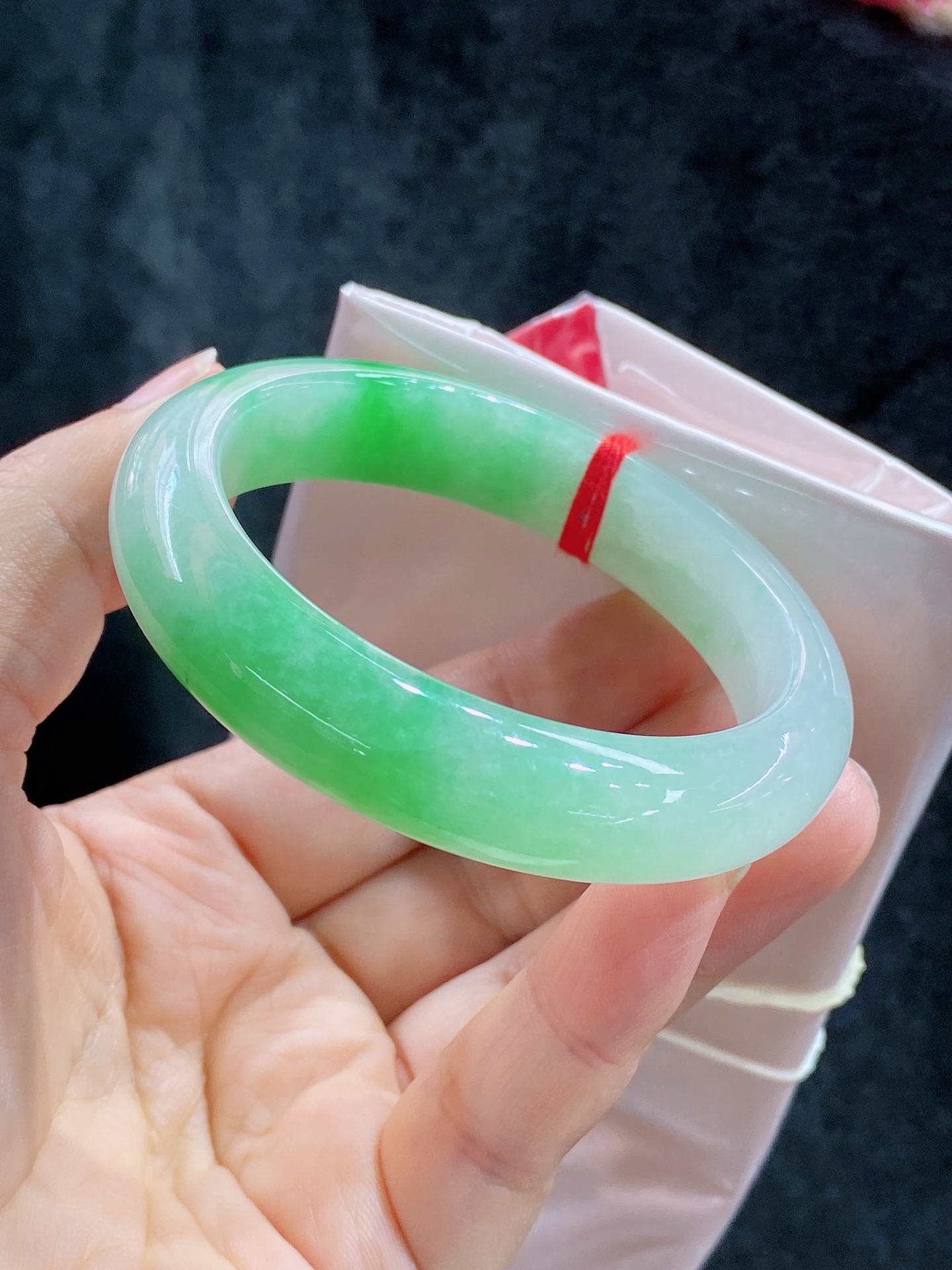 冰阳绿色正圈手镯，色泽浓郁，正阳色艳丽夺目，有纹不扣，尺寸53/12.5/8.2，B135-823