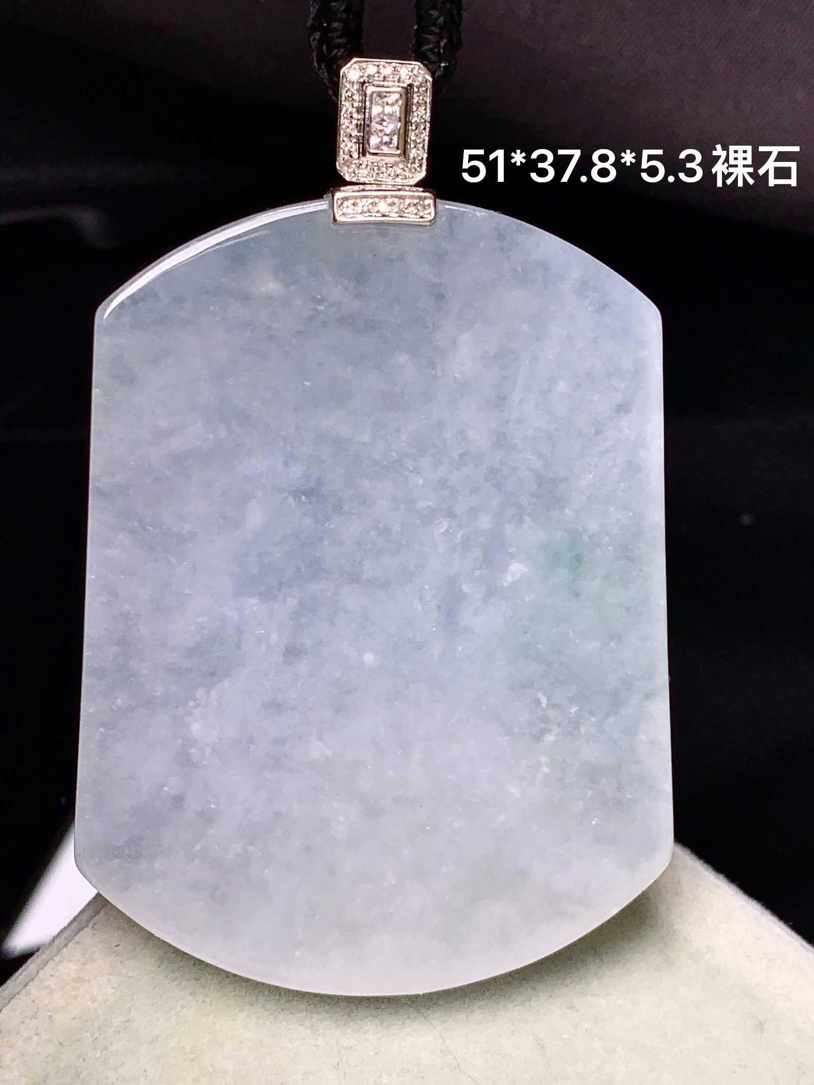 18k金钻镶嵌冰种无事牌吊坠 玉质细腻 色泽艳丽清新 水润亮眼 裸石尺寸51*37.8*5.3 x3