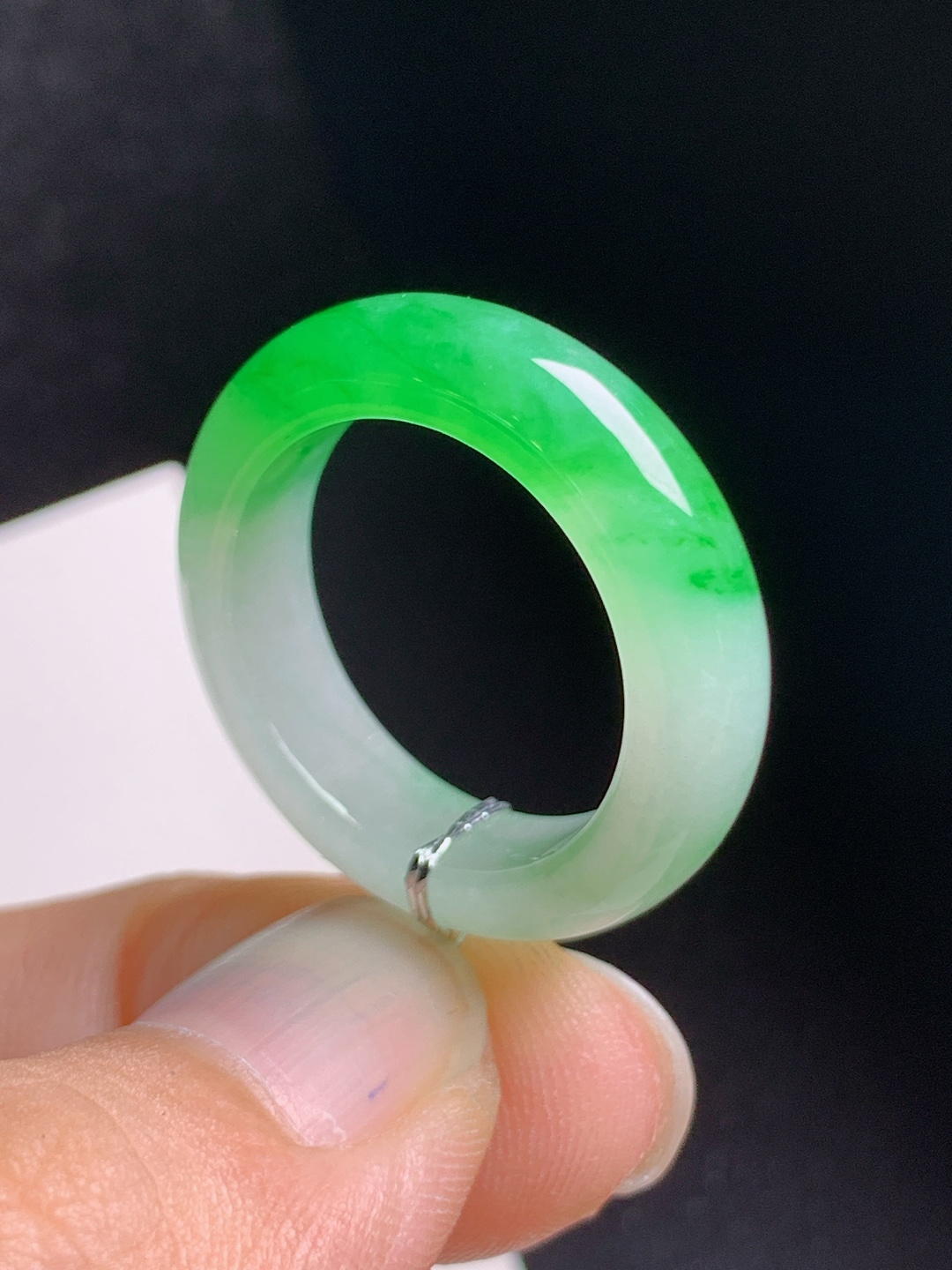 冰飘阳绿指环，翠色明媚，种水俱佳，简约大气