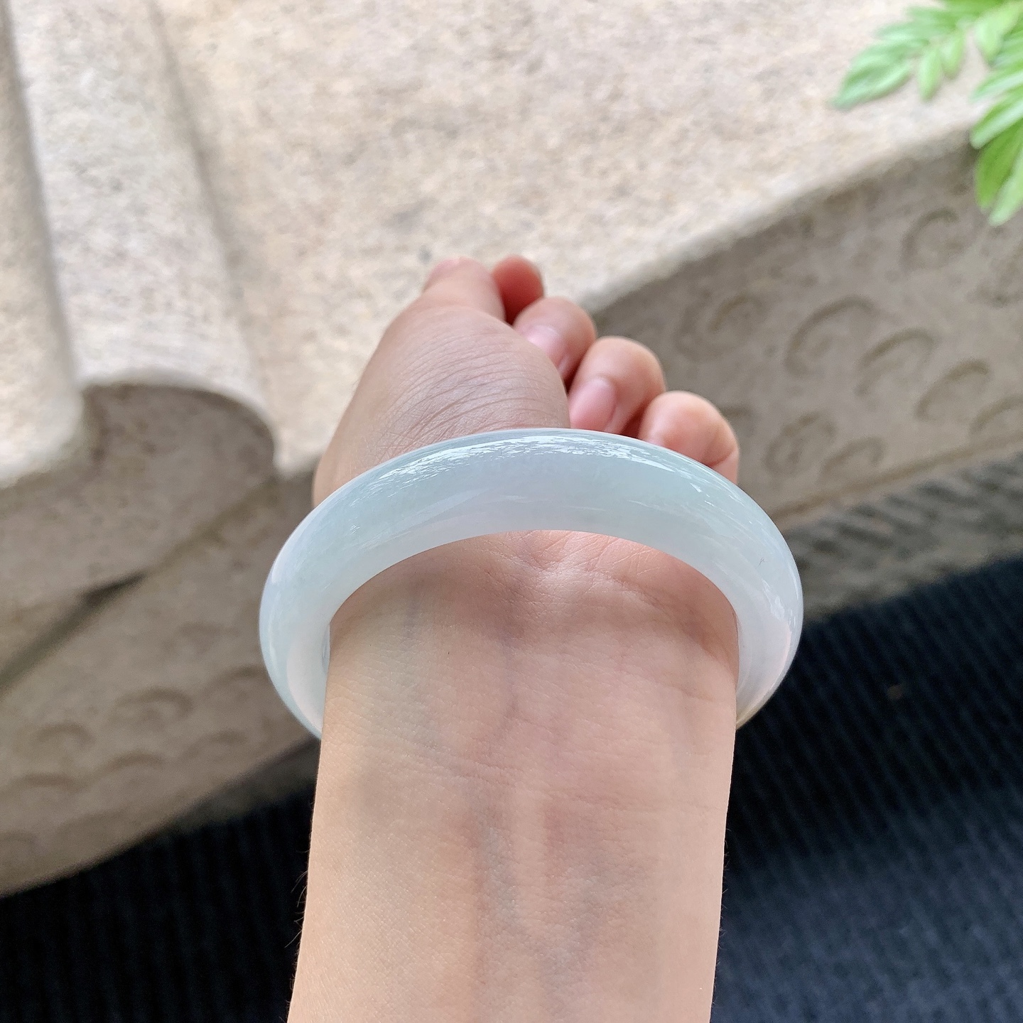 正圈54 55,圈口55.3/12.4/9,编码B2082451,描述细糯飘黄翡，水润，种老，细腻，打灯有纹线