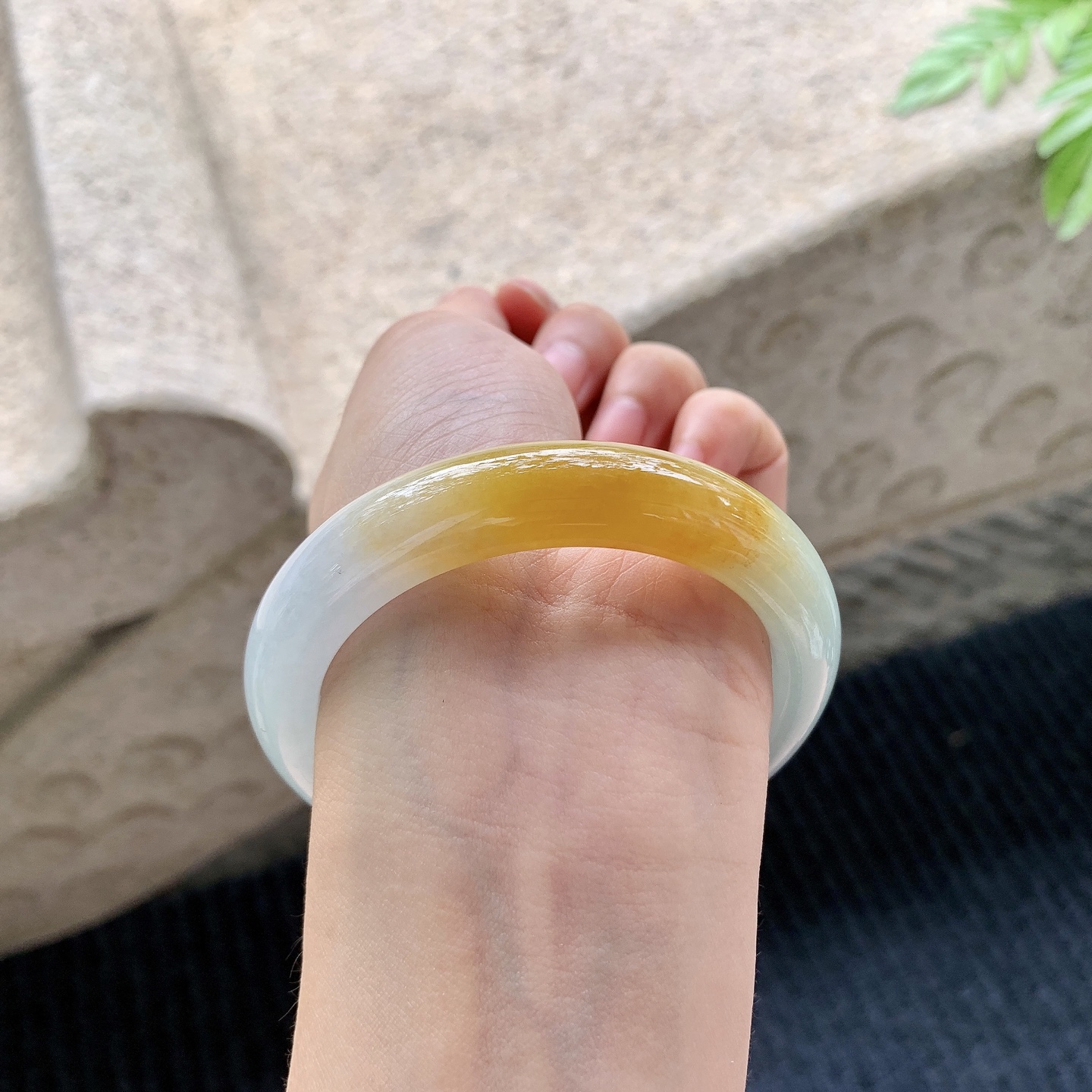 正圈54 55,圈口55.3/12.4/9,编码B2082451,描述细糯飘黄翡，水润，种老，细腻，打灯有纹线
