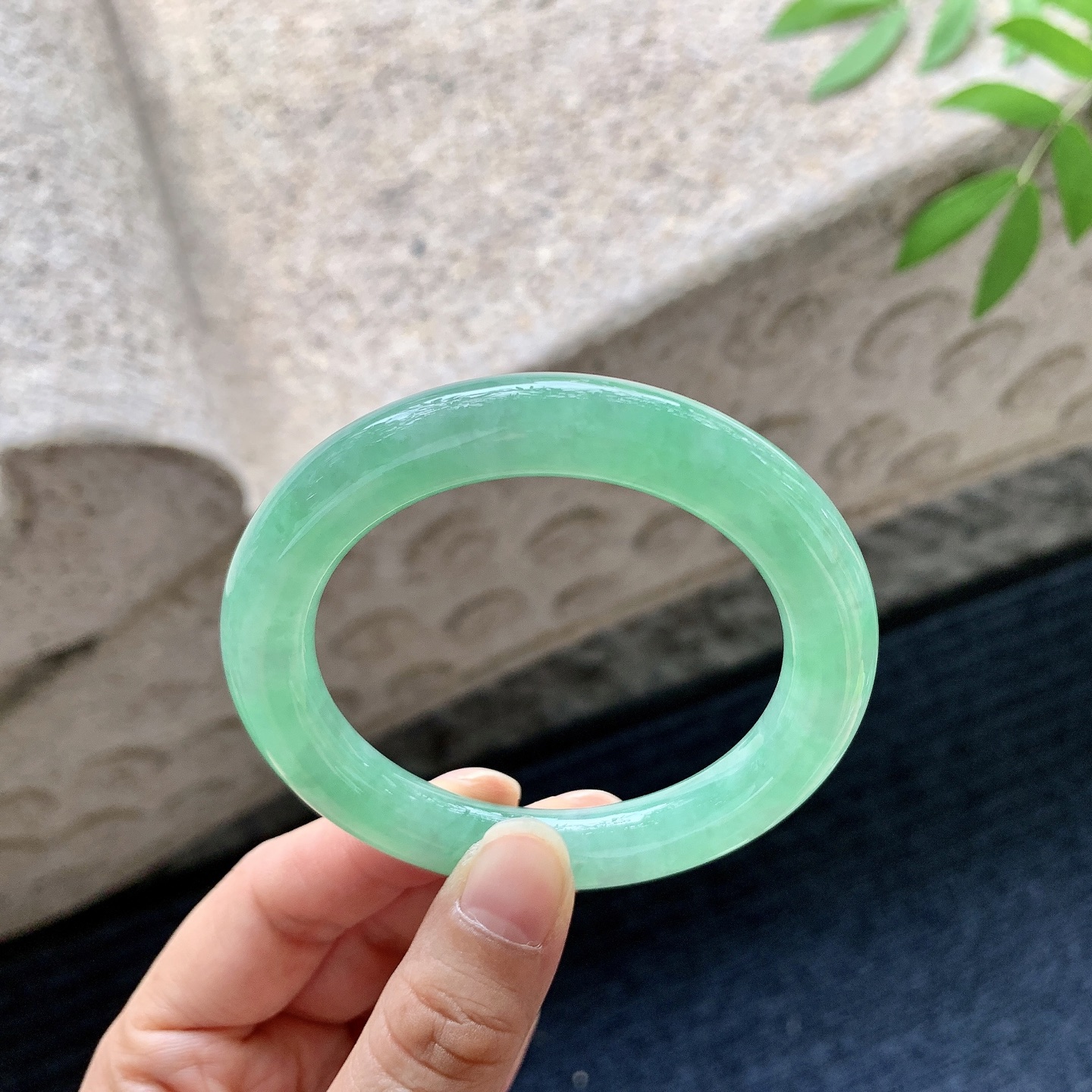 圆条51 52,圈口52/9.3/9.8,A1082366,糯冰满绿，水润，种老，细腻，打灯有棉纹