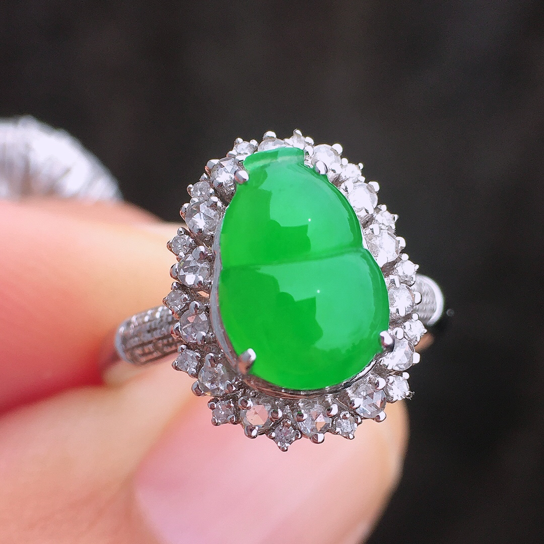 阳绿葫芦戒指，色泽均匀艳丽，玉质细腻，荧光感超
强，饱满圆润，简单大方，尽显优雅气质，18k
金豪华镶嵌