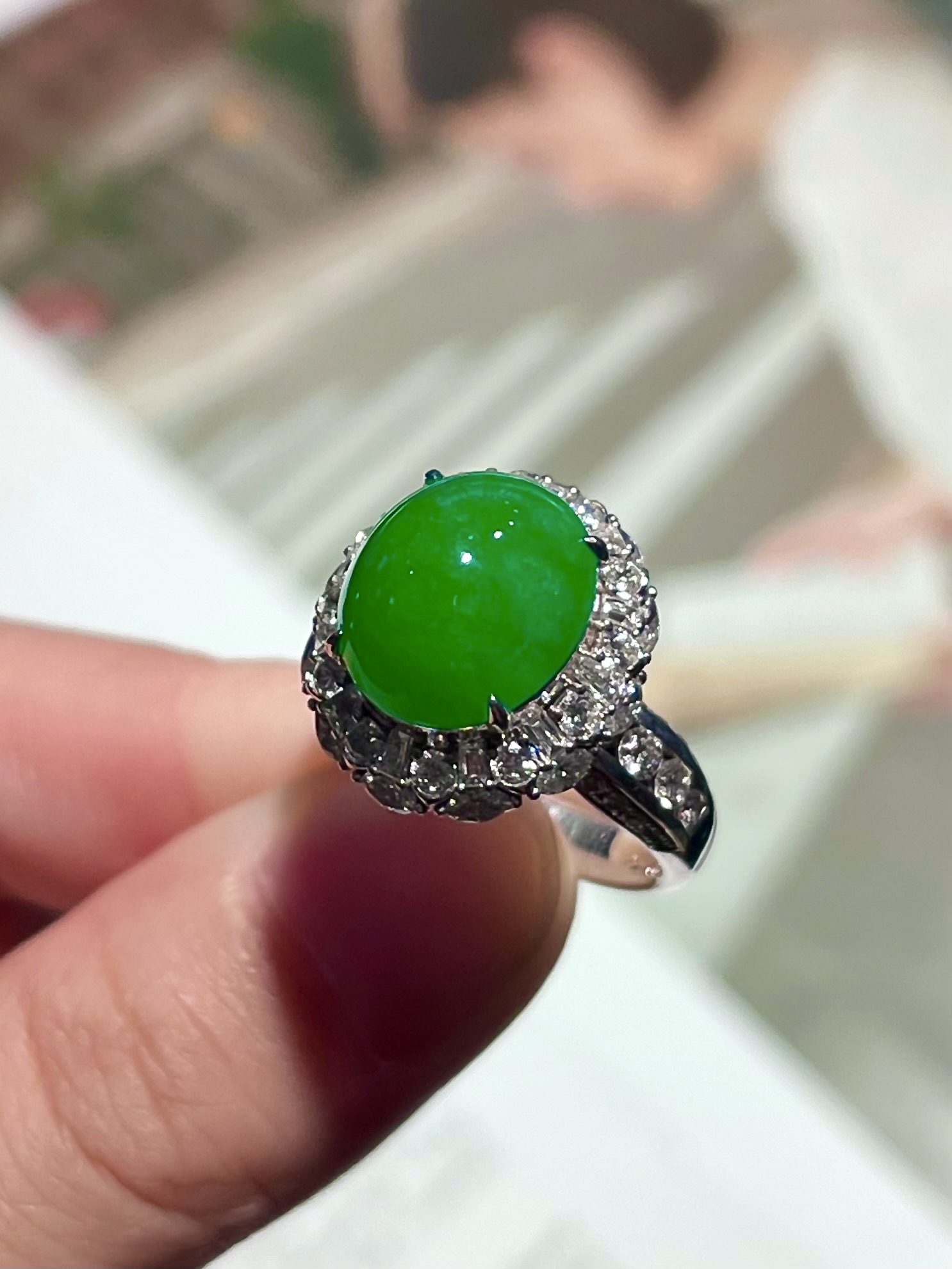 高冰辣阳绿鸽子蛋戒指,辣色浓郁，形体圆润饱满，满钻豪镶环绕，华贵大气浑然天成，高贵大方经典款,整体17.5×15.8×14,裸石12.5×10.9×6.5,：9.