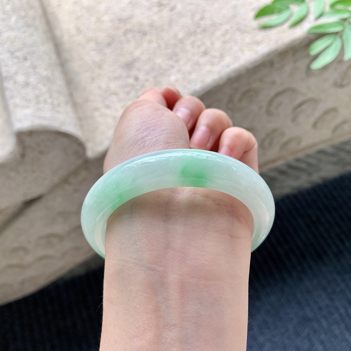 正圈54 55，圈口55.8/12.9/8.6，编码GL082386，细糯飘绿，水润，种老，细腻，无裂