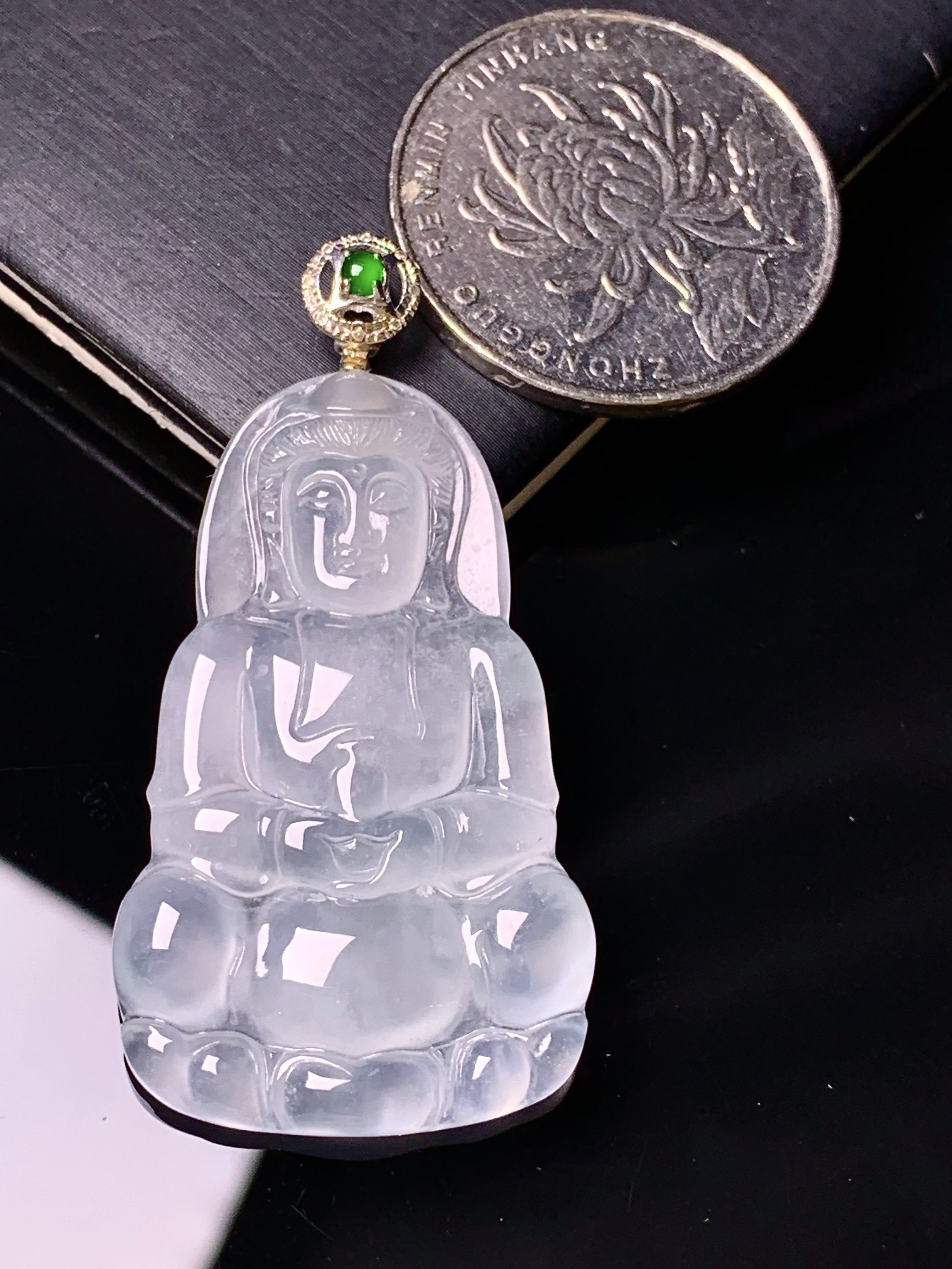 18k金镶嵌冰种观音菩萨吊坠 玉质细腻 色泽艳丽清新 水润亮眼 整体尺寸46*23.3*3.9 2x