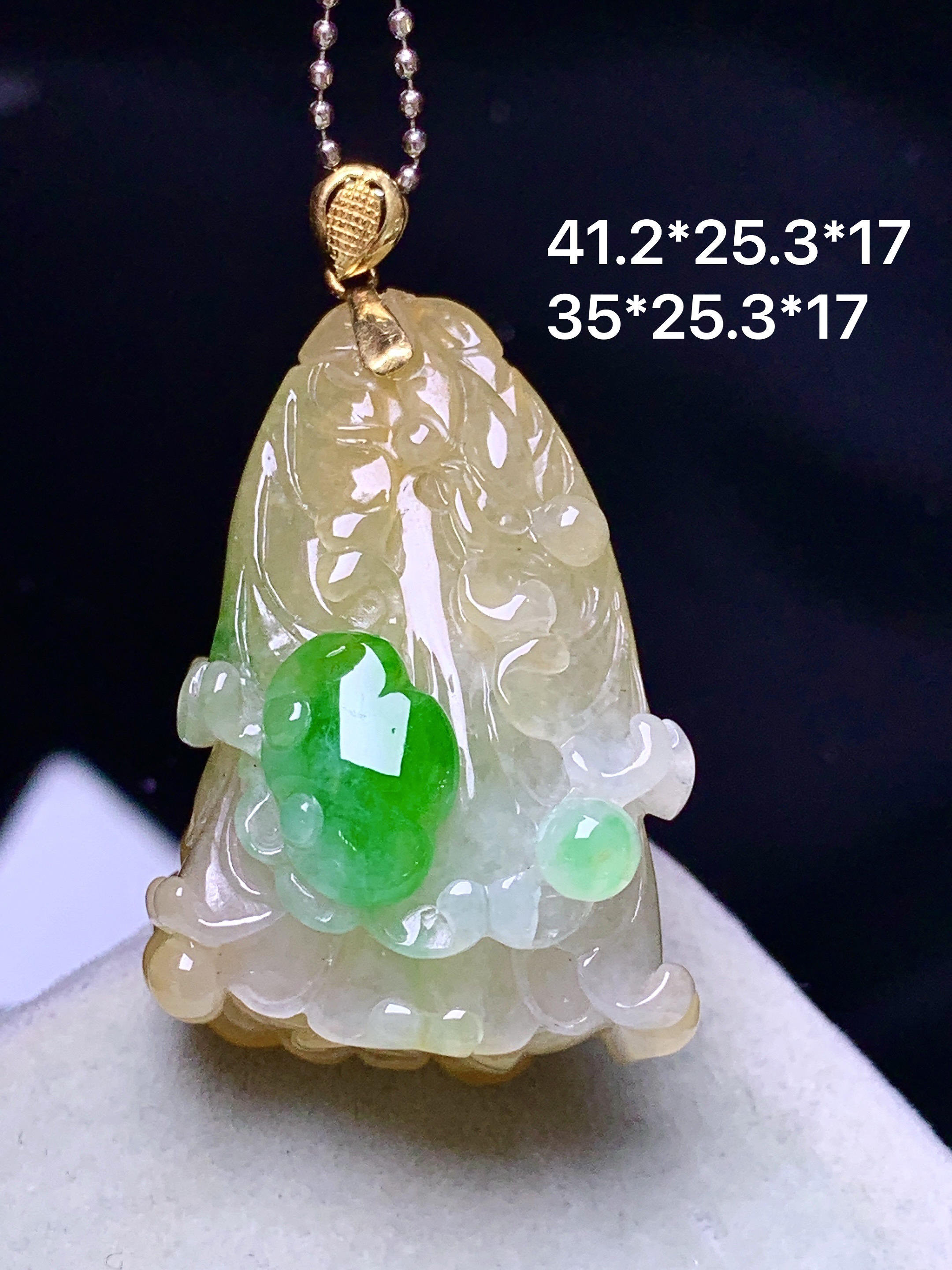 18k金镶嵌黄翡飘绿白菜吊坠 玉质细腻 色泽艳丽清新 水润亮眼 整体尺寸41.2*25.3*17 a5