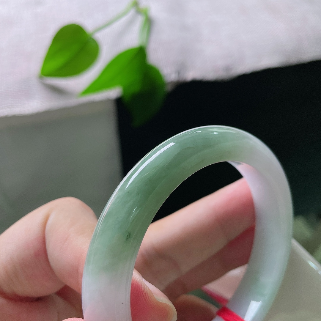 油青正圈，皮纹，一边素白温润，一边青绿流淌，宛如山水倒映玉间，万般温柔。ss57819a