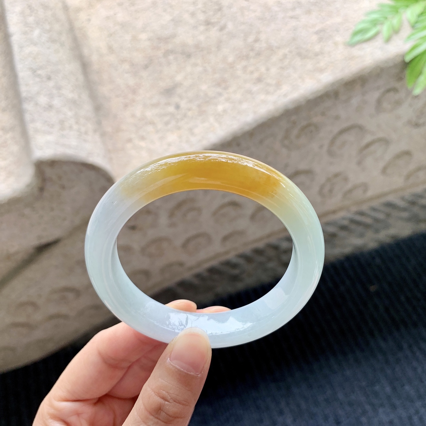 正圈54 55,圈口55.3/12.4/9,编码B2082451,描述细糯飘黄翡，水润，种老，细腻，打灯有纹线