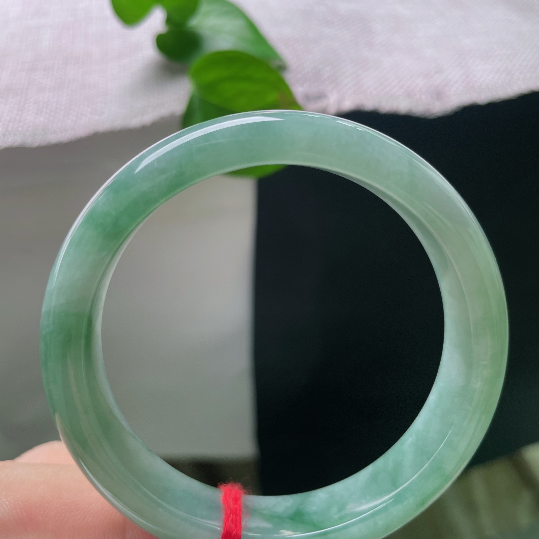 绿底飘花正圈。皮纹，冰润，色泽温润内敛不张扬，版型端庄大气，上手大方得体，自带从容温婉的成熟气韵。ss57395a。
