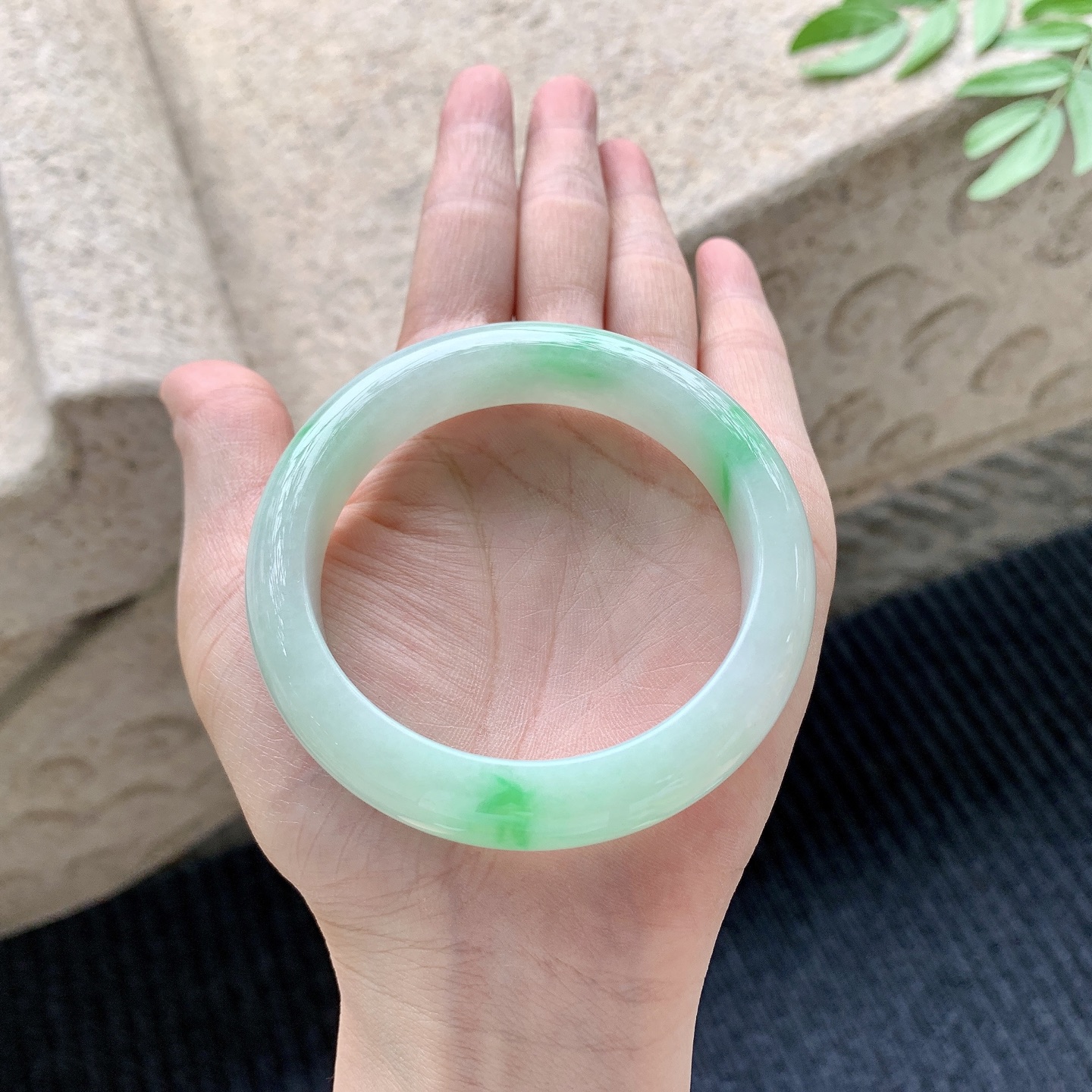 正圈54 55，圈口55.8/12.9/8.6，编码GL082386，细糯飘绿，水润，种老，细腻，无