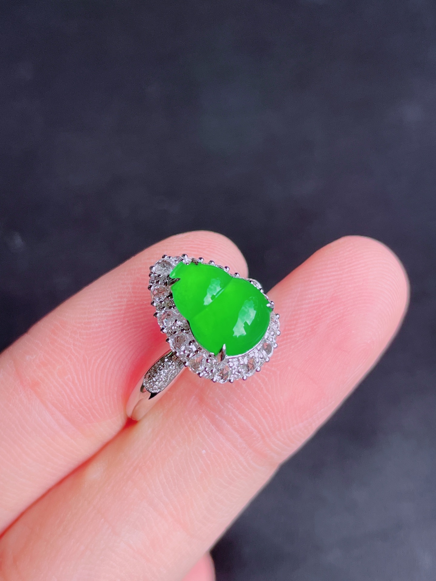 高冰绿葫芦戒指，晶莹剔透，新颖时尚，无裂，10.5-7.5-3