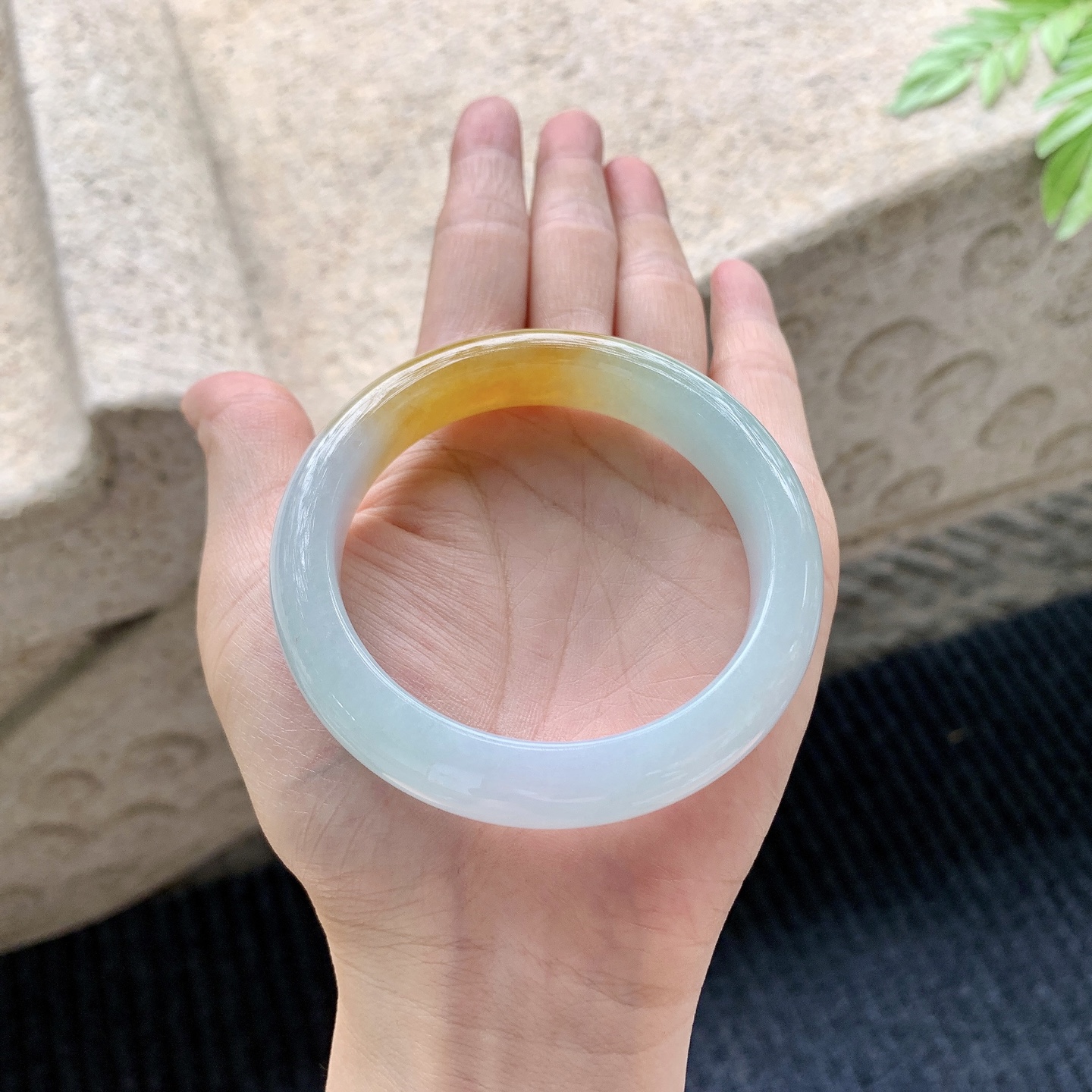 正圈54 55,圈口55.3/12.4/9,编码B2082451,描述细糯飘黄翡，水润，种老，细腻，打灯有纹线