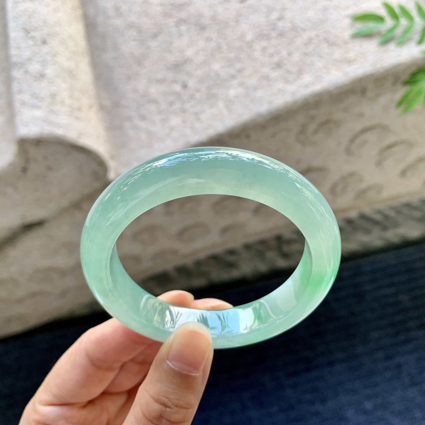 正圈51 52,圈口52.8/12/8.6,编码BA082212,描述冰糯飘绿，水润，种老，细腻，打灯有棉线