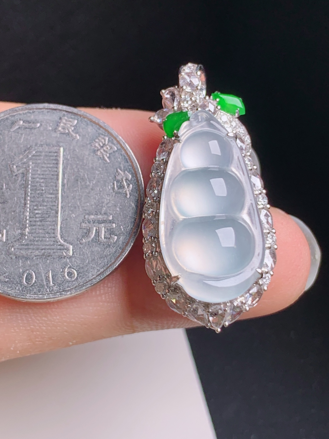 福豆吊坠，冰透起光，形态圆润，连中三元，平安顺遂