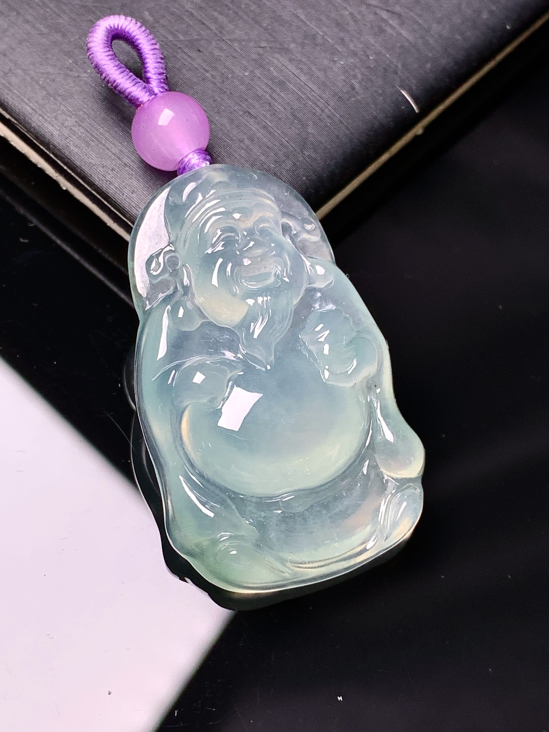 冰种财神吊坠 玉质细腻 色泽艳丽清新 水润亮眼 整体尺寸34.2*21.8*6.3 a8