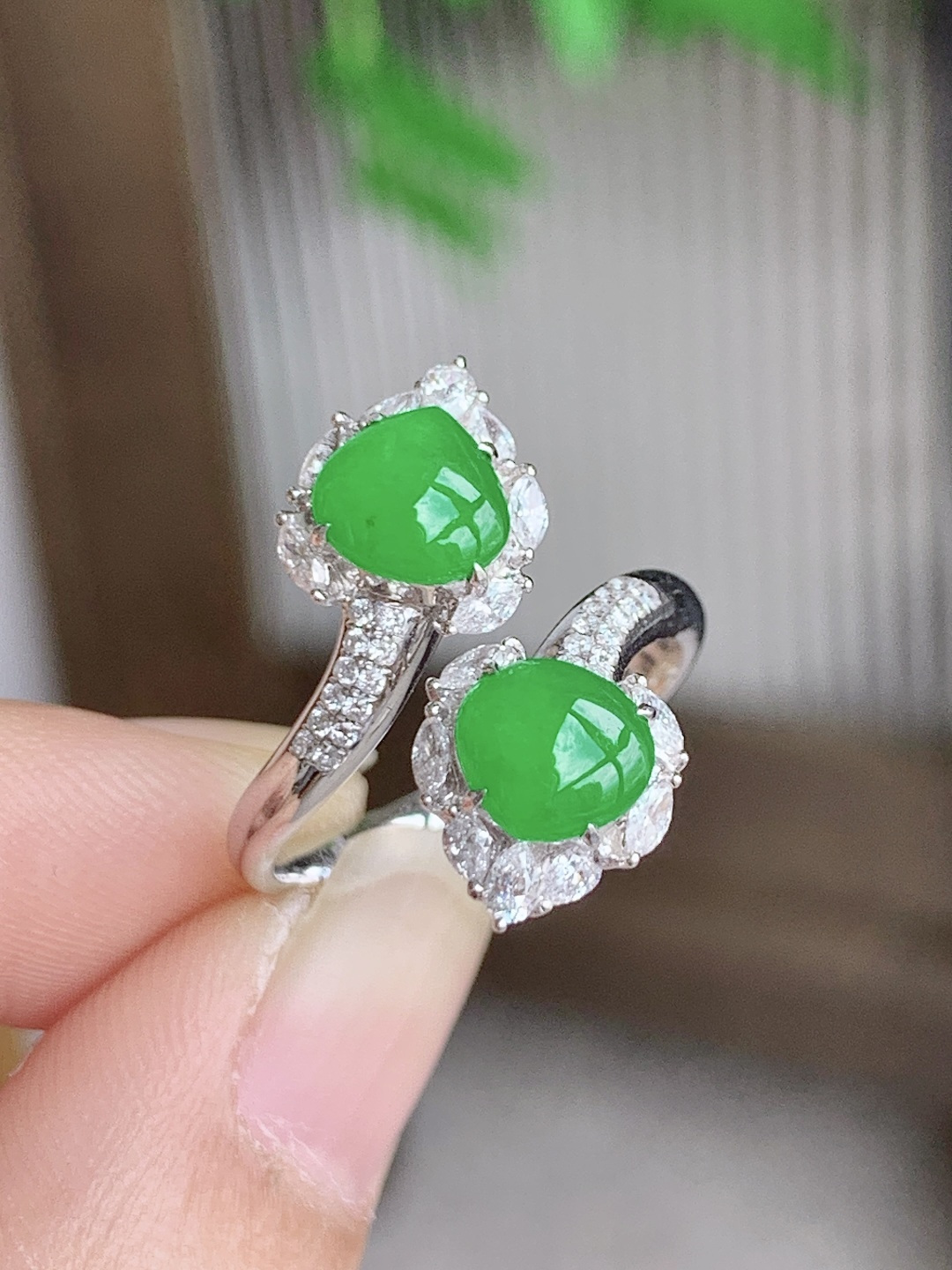 设计款冰阳绿爱心戒指,18k金镶嵌,无裂,性比高,圈口14号,重量4.5克