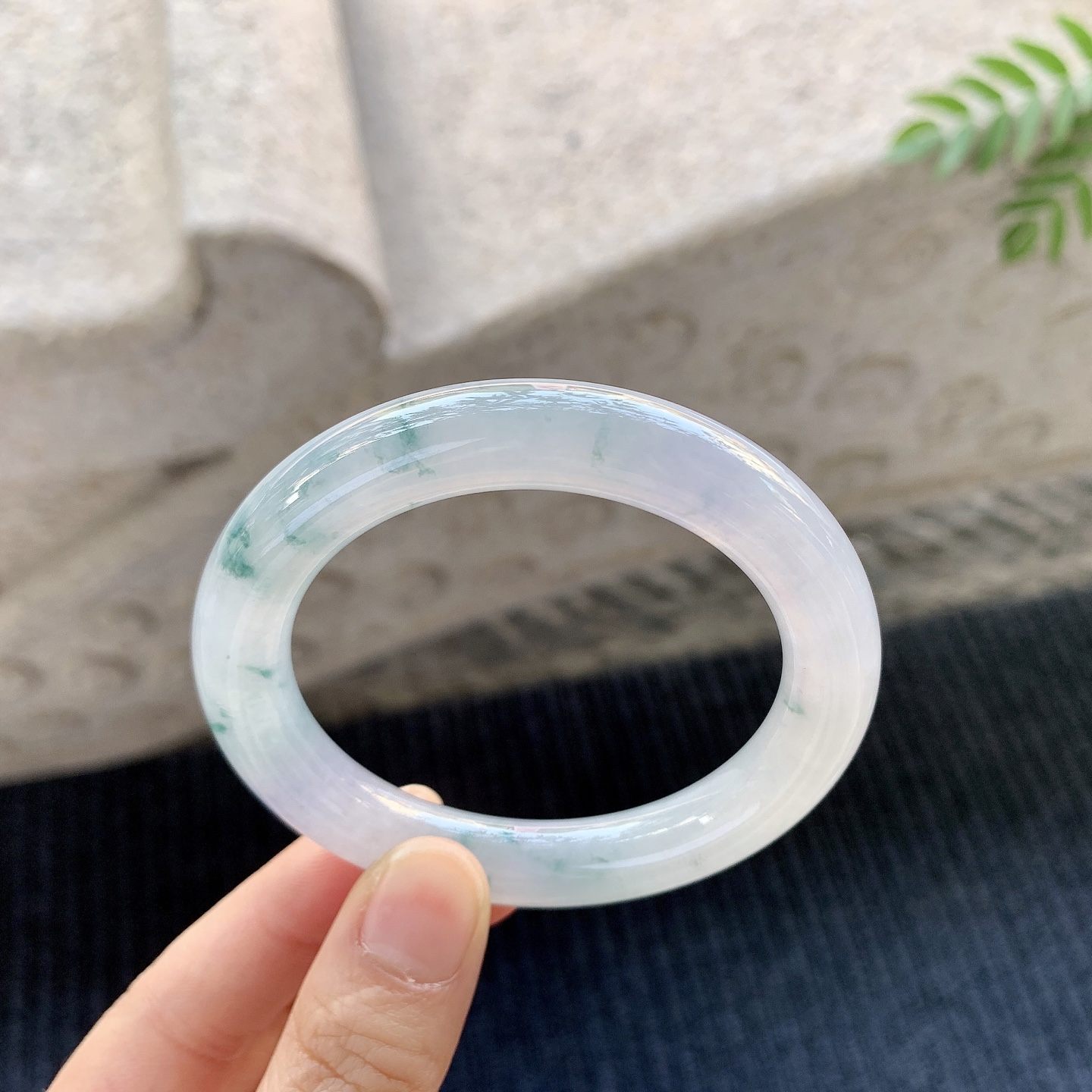 糯冰淡紫底，飘花，水润，种老，细腻，打灯有纹线
