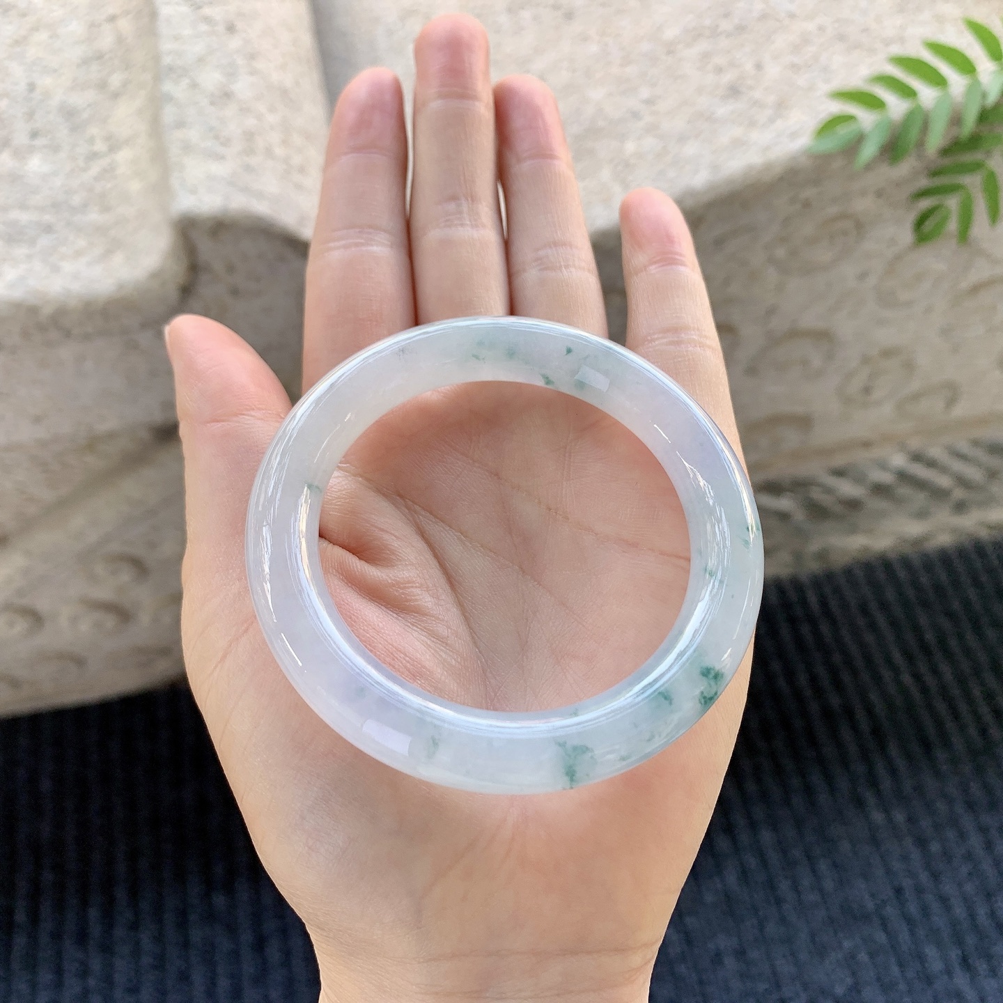糯冰淡紫底，飘花，水润，种老，细腻，打灯有纹线