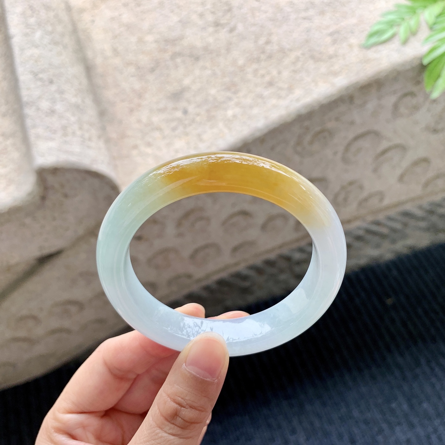 正圈54 55,圈口55.3/12.4/9,编码B2082451,描述细糯飘黄翡，水润，种老，细腻，打灯有纹线