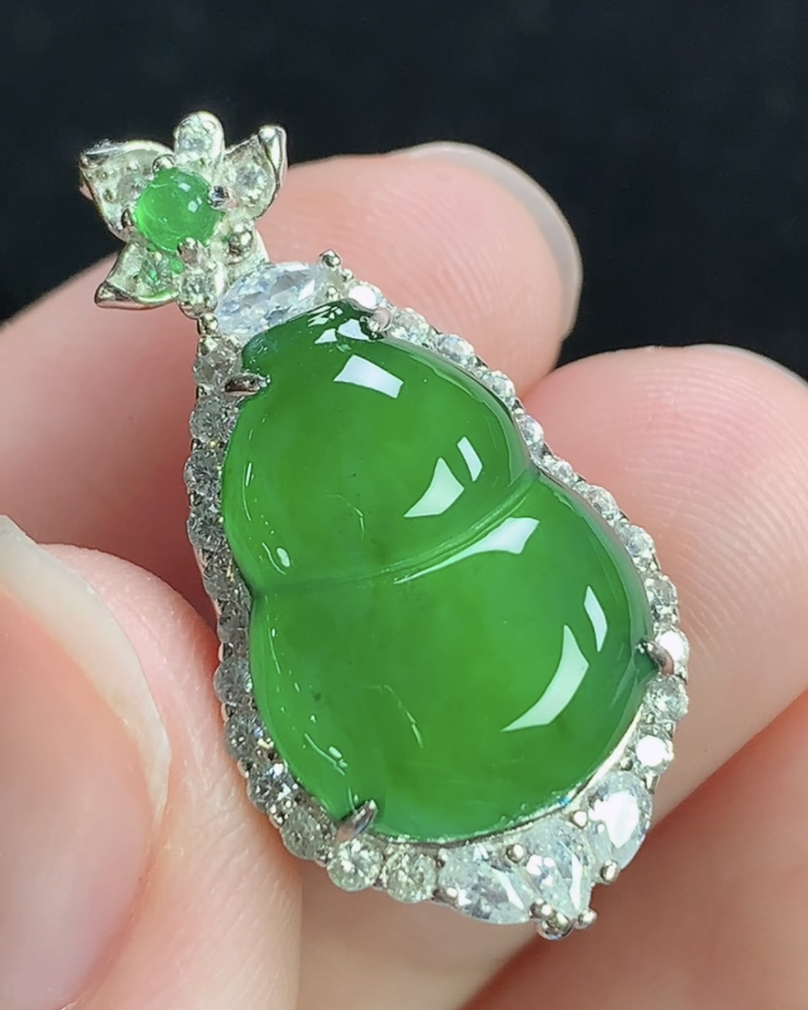 秒杀，银镶嵌满绿葫芦，福禄双全，整体尺寸28.6-14.6-9.5mm，裸石尺寸16.-12-3.9