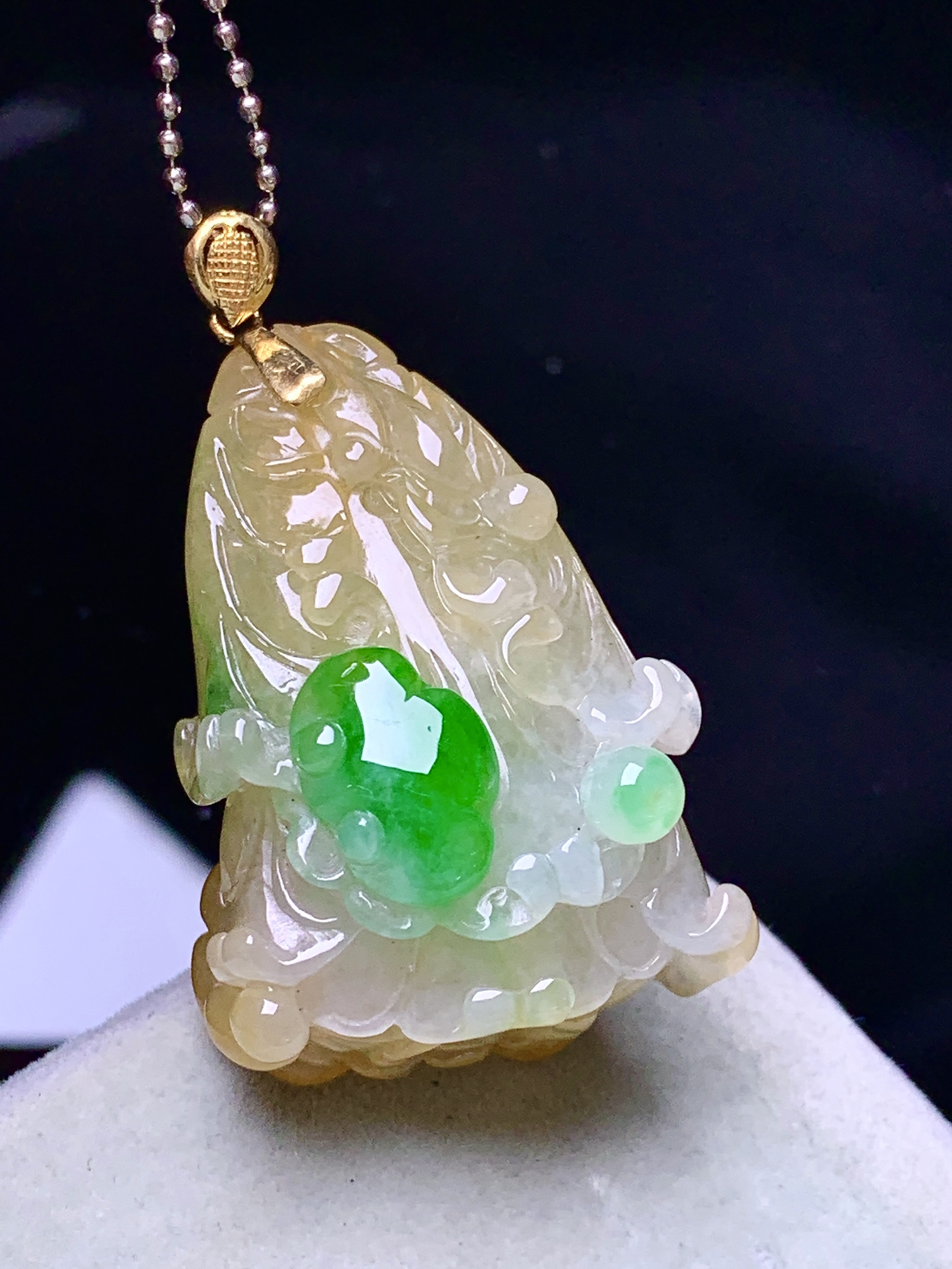 18k金镶嵌黄翡飘绿白菜吊坠 玉质细腻 色泽艳丽清新 水润亮眼 整体尺寸41.2*25.3*17 a5