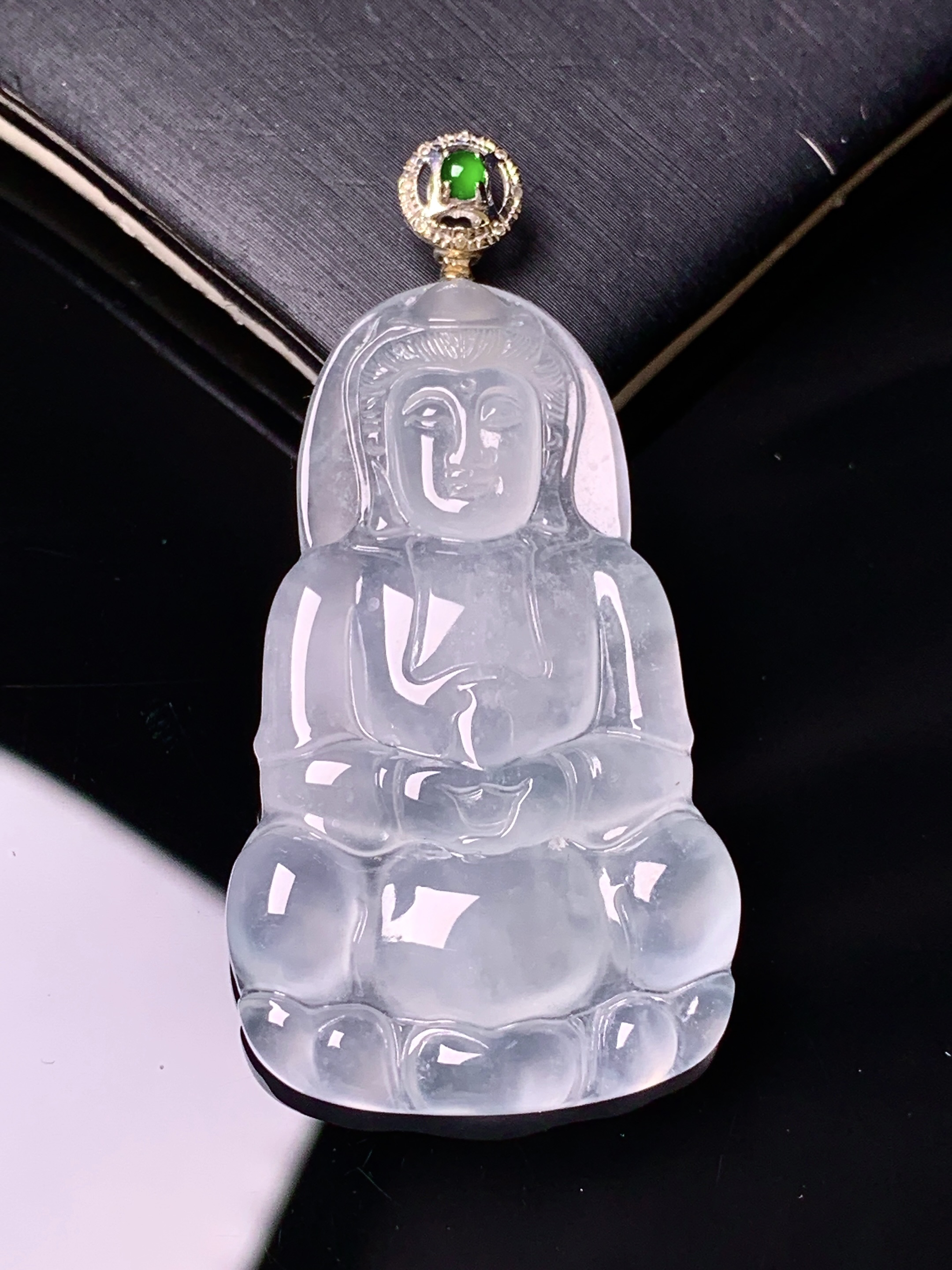 18k金镶嵌冰种观音菩萨吊坠 玉质细腻 色泽艳丽清新 水润亮眼 整体尺寸46*23.3*3.9 2x