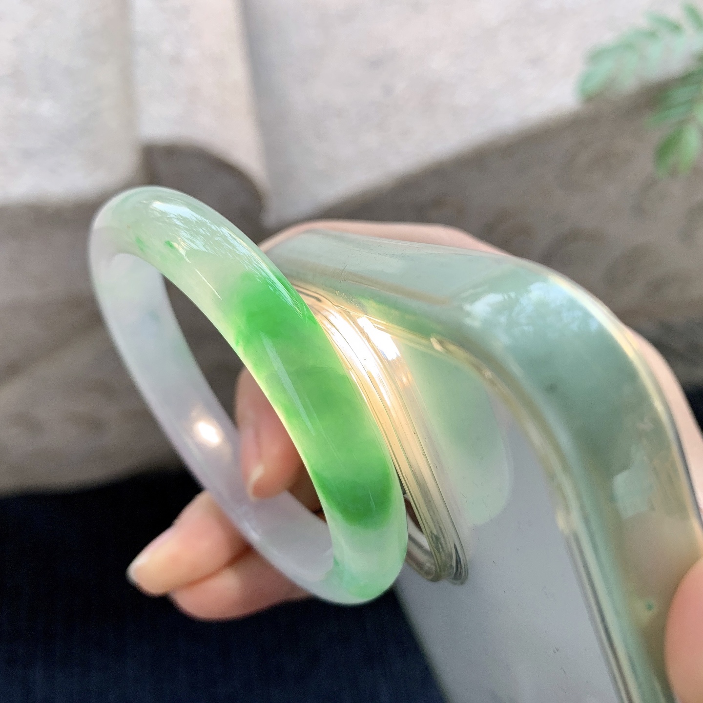 冰糯飘绿，水润，种老，细腻，有棉纹