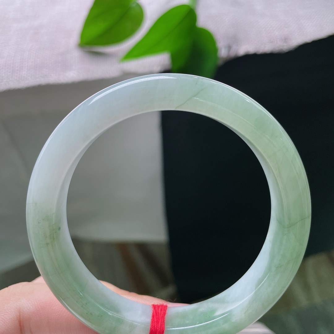油青正圈，内纹，翠色如烟似雾般晕染蔓延，层次自然丰富，好似山间翠雾落于腕间，意境悠远。ss57808a