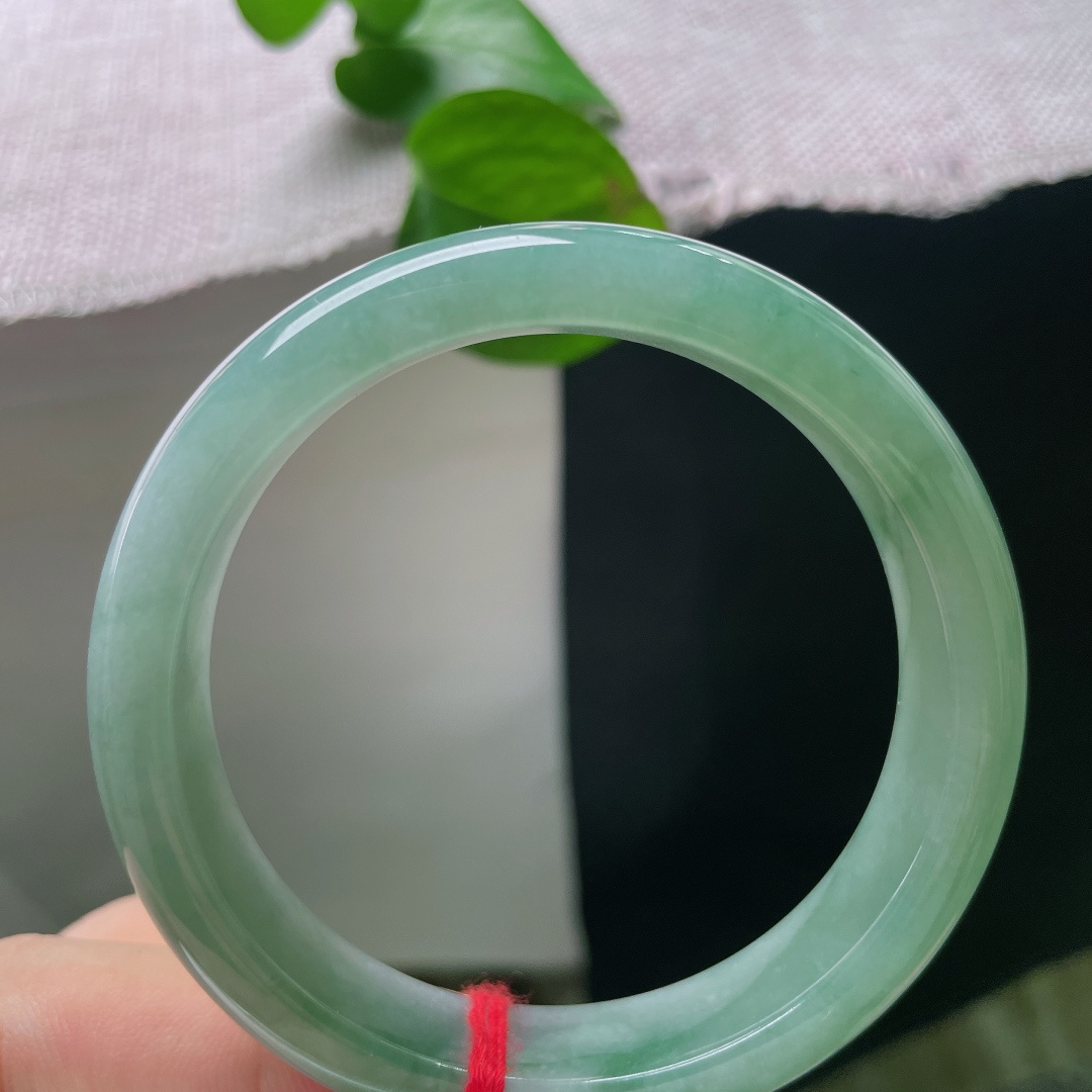 绿底飘花正圈。皮纹，冰润，色泽温润内敛不张扬，版型端庄大气，上手大方得体，自带从容温婉的成熟气韵。s
