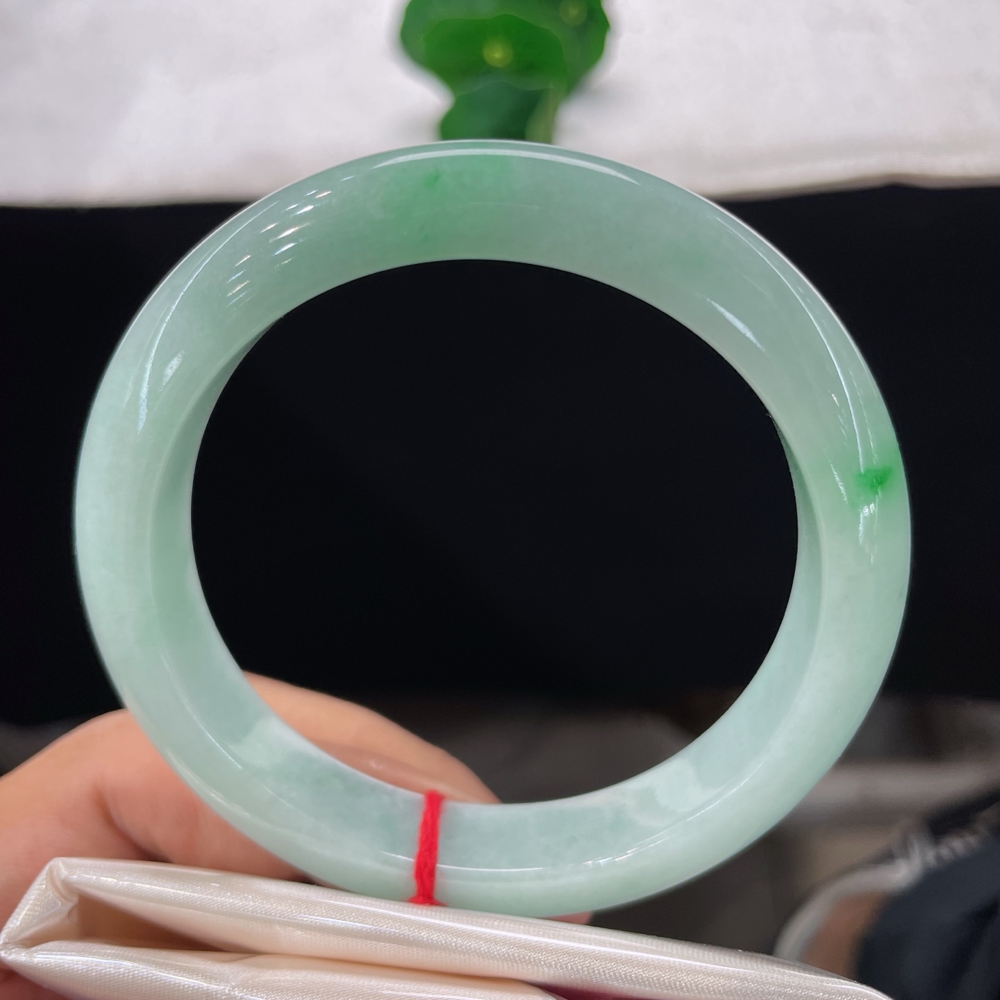 翡翠手镯 圈口59.8/12.5/8.7，白底青正圈，59/60可戴，浅翠凝玉骨，两点翠藏春，素环绕腕，无裂