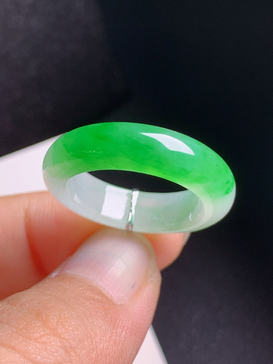 冰飘阳绿指环，翠色明媚，种水俱佳，简约大气