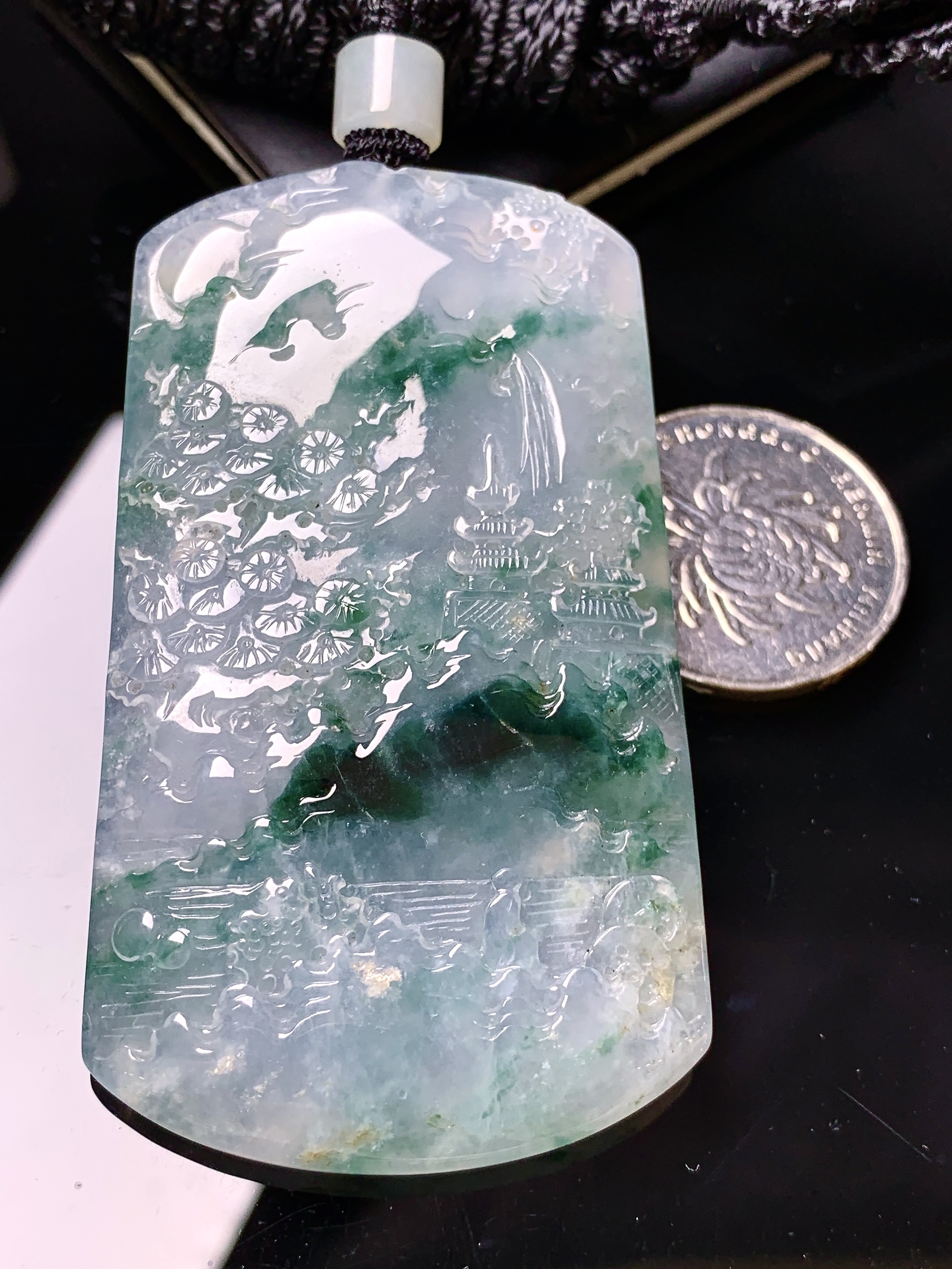 飘绿山水牌子吊坠 玉质细腻 色泽艳丽清新 水润亮眼 整体尺寸67.8*38.8*6.2 L1