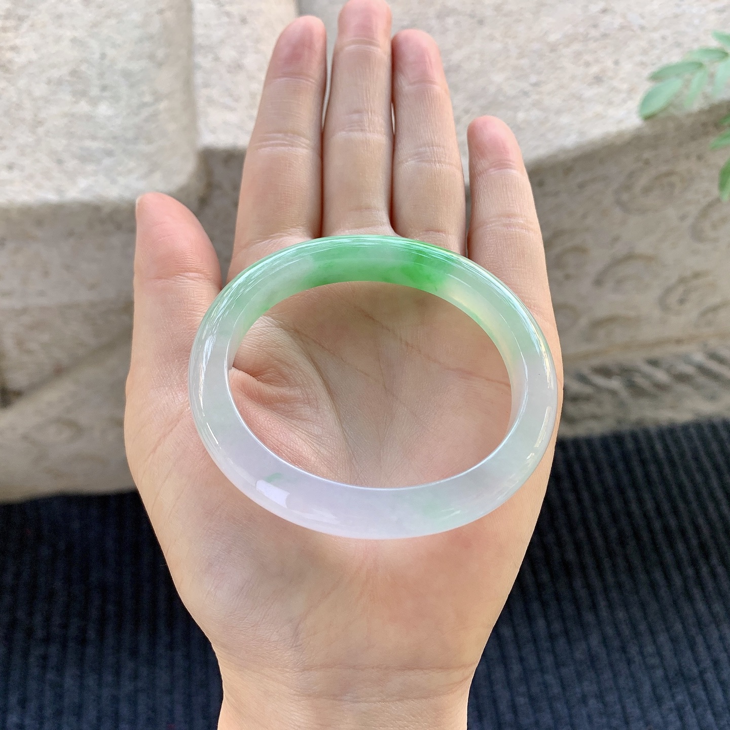 冰糯飘绿，水润，种老，细腻，有棉纹