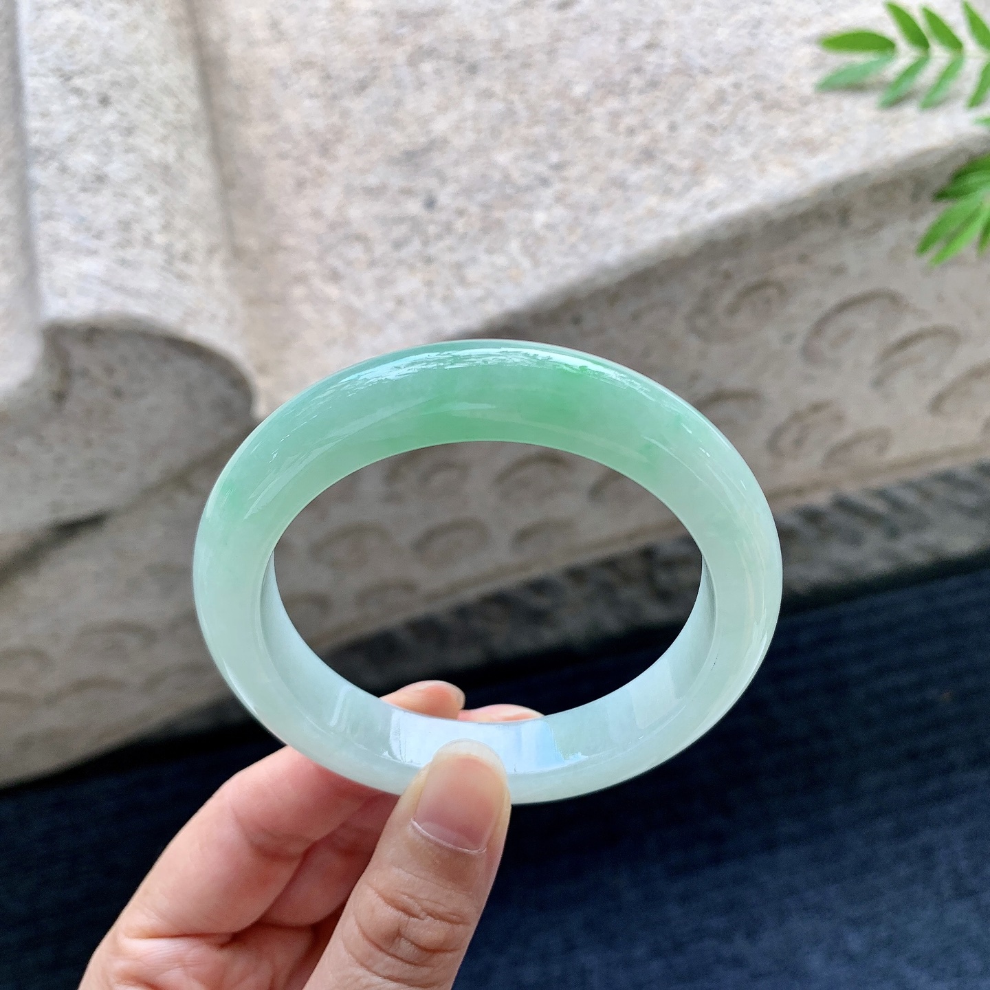 正圈56 57，圈口57.6/11.8/9.2，编码GL082245，描述飘绿，水润，种老，细腻，有棉纹
