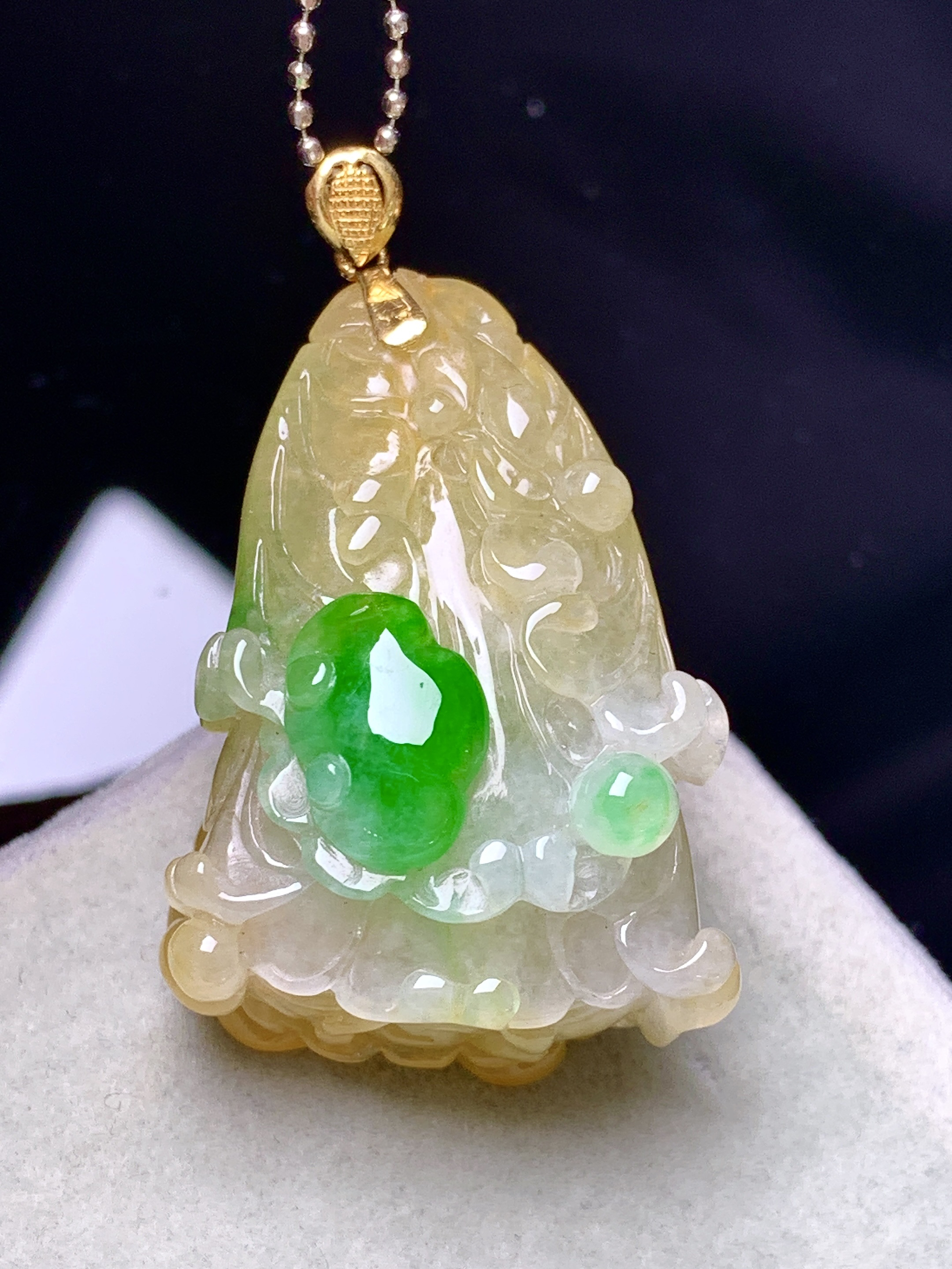 18k金镶嵌黄翡飘绿白菜吊坠 玉质细腻 色泽艳丽清新 水润亮眼 整体尺寸41.2*25.3*17 a5