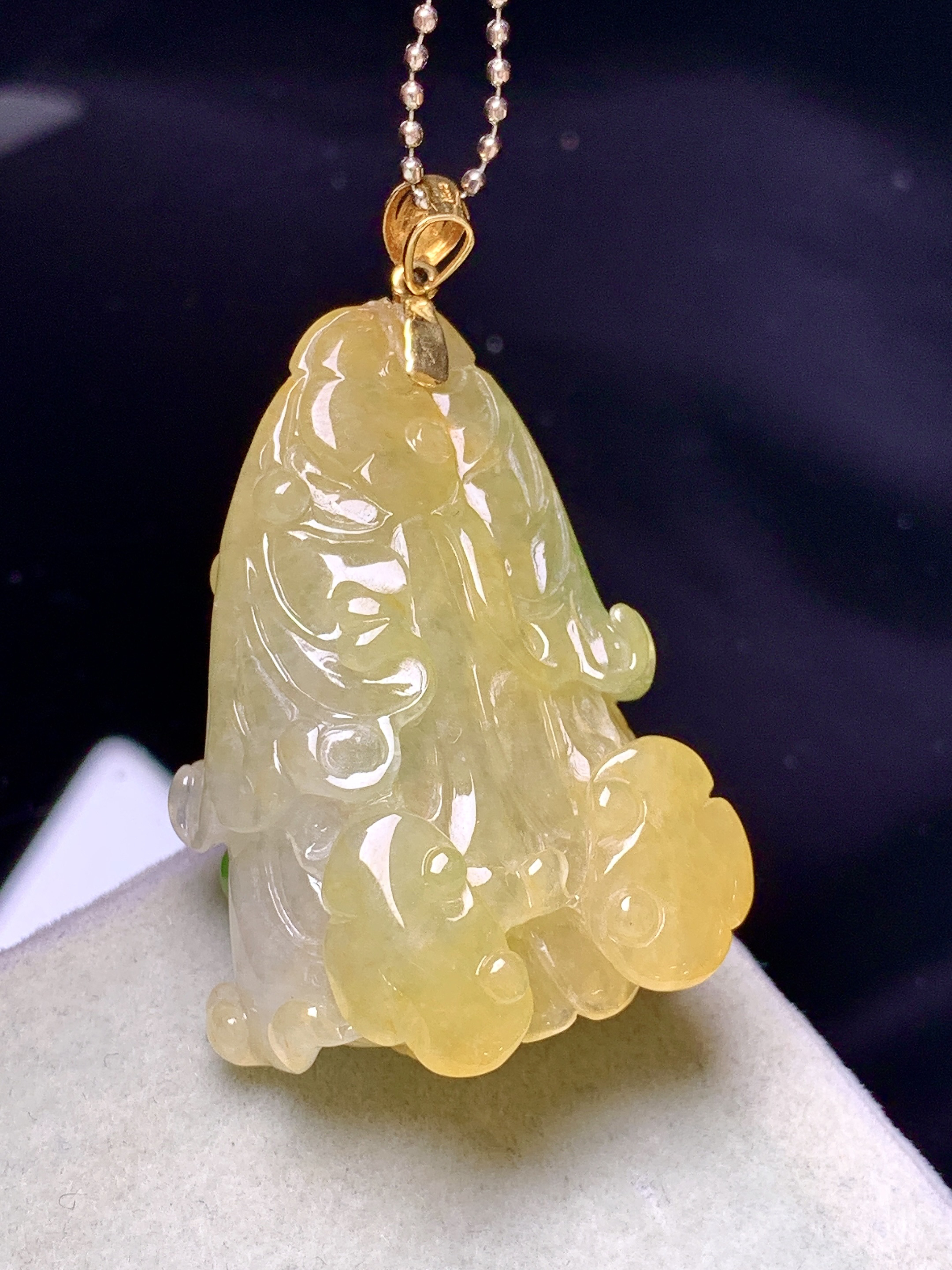18k金镶嵌黄翡飘绿白菜吊坠 玉质细腻 色泽艳丽清新 水润亮眼 整体尺寸41.2*25.3*17 a5