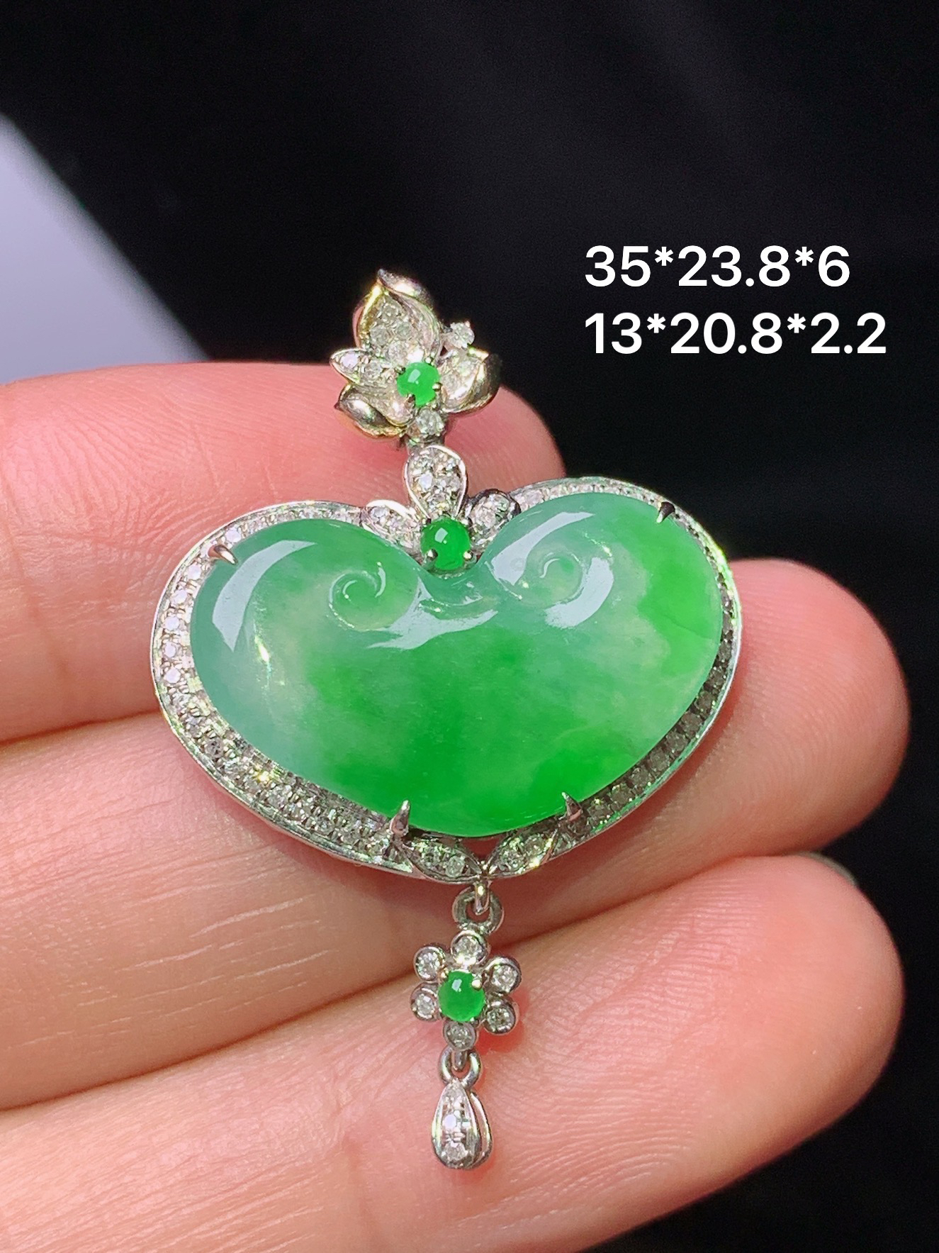 18k金钻镶嵌阳绿如果吊坠 玉质细腻 色泽艳丽清新 水润亮眼 整体尺寸35*23.8*6 yz