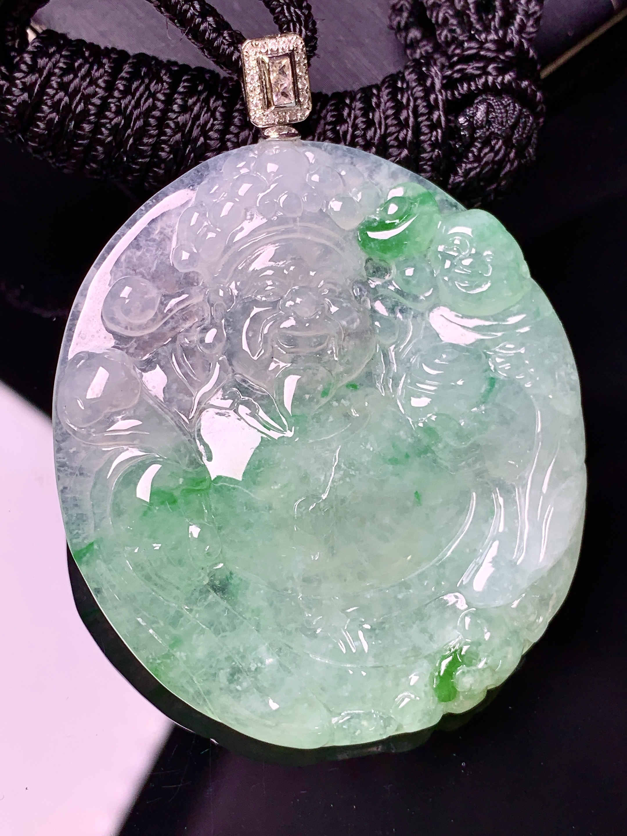 18k金钻镶嵌飘绿财神吊坠 玉质细腻 色泽艳丽清新 水润亮眼 整体尺寸58.3*43.8*5.8 x